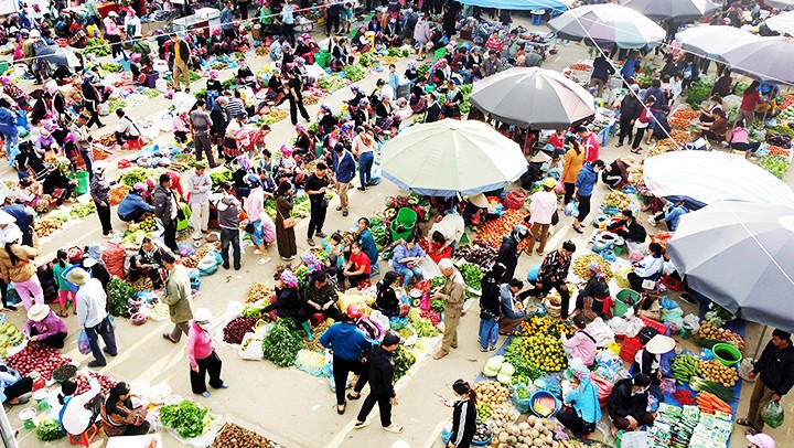 El bullicio comercial comienza desde primeras horas de la mañana.