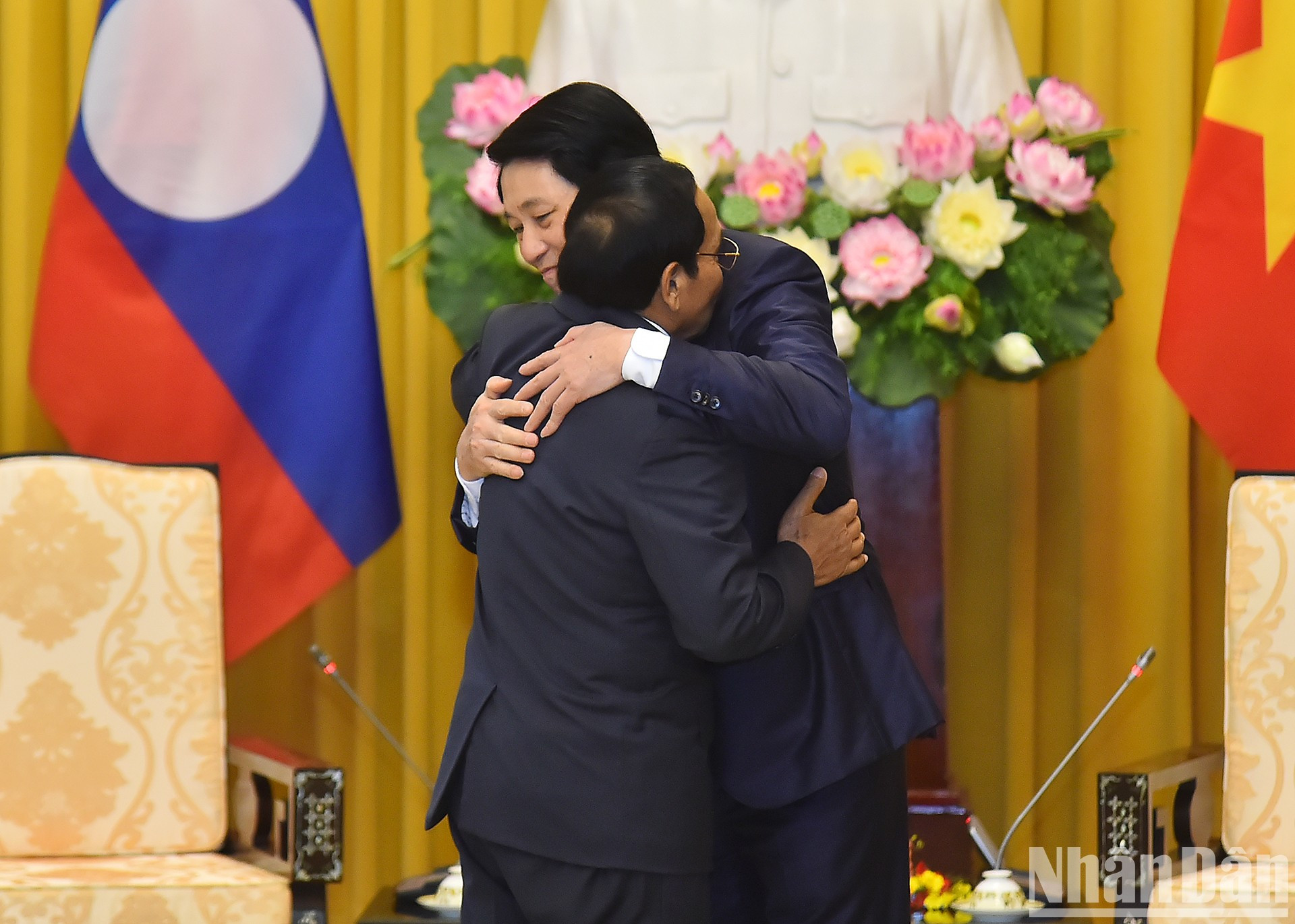 El presidente Luong Cuong recibe a Bounthong Chitmany, integrante del Buró Político, miembro permanente del Secretariado del Comité Central del PPRL y vicepresidente de Laos. El presidente Luong Cuong recibe a Bounthong Chitmany, integrante del Buró Político, miembro permanente del Secretariado del Comité Central del PPRL y vicepresidente de Laos.