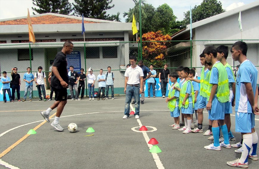 Guiar a los niños a jugar al fútbol en la Aldea SOS Go Vap, Ciudad Ho Chi Minh.