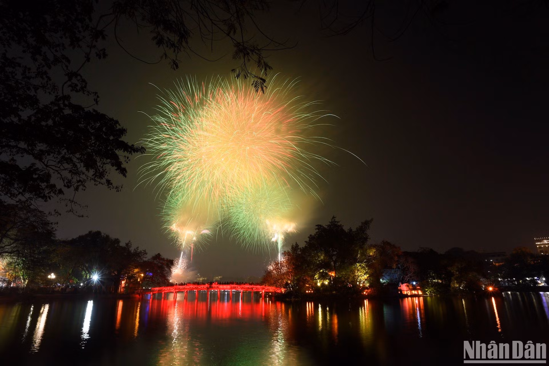 Vietnam celebra con fuegos artificiales entrada de año lunar 2023 