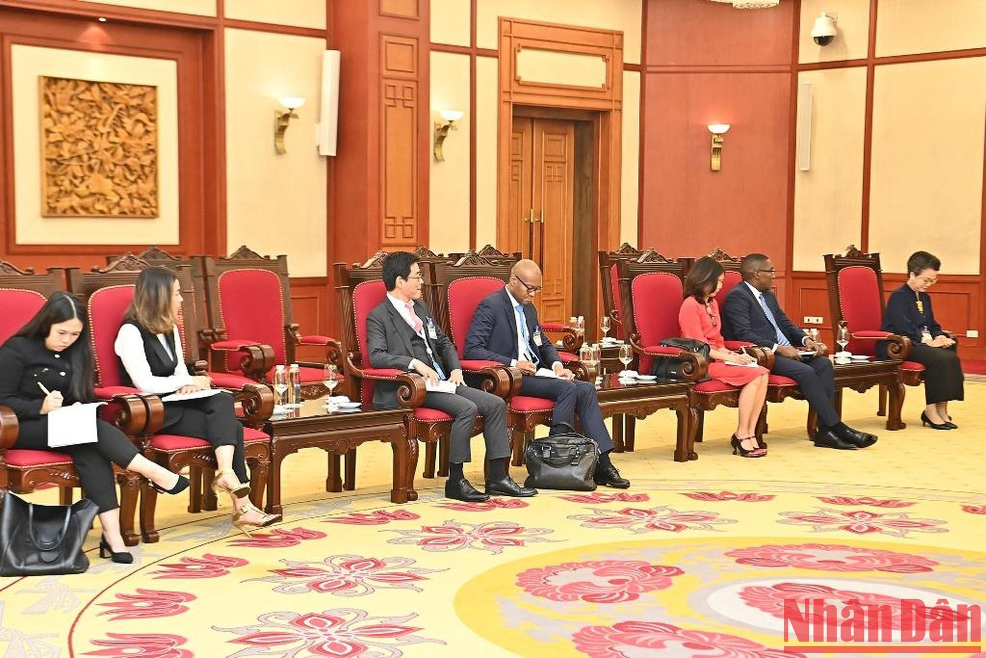 La delegación acompañante al jefe de la mayor entidad multilateral del mundo.