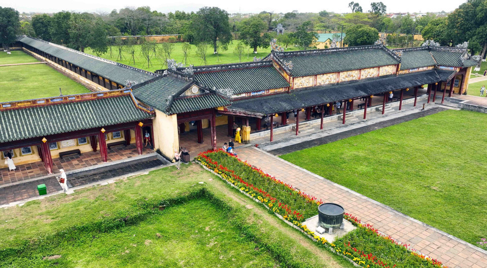 La Ciudadela Imperial de Hue se divide en dos áreas principales: Hoang Thanh (muralla exterior que protege los palacios y templos de los ancestros delmonarca) y Tu Cam Thanh (ciudadela prohibida, donde vivía la familia real). Dentro de Hoang Thanh se encuentran la imponente Puerta de Ngo Mon y el Palacio de Thai Hoa. Por su parte, Tu Cam Thanh alberga estructuras como Dai Cung Mon, Ta Vu y Huu Vu, el Palacio de Can Chanh, el Palacio de Dien Tho, entre otros. La Ciudadela Imperial de Hue se divide en dos áreas principales: Hoang Thanh (muralla exterior que protege los palacios y templos de los ancestros delmonarca) y Tu Cam Thanh (ciudadela prohibida, donde vivía la familia real). Dentro de Hoang Thanh se encuentran la imponente Puerta de Ngo Mon y el Palacio de Thai Hoa. Por su parte, Tu Cam Thanh alberga estructuras como Dai Cung Mon, Ta Vu y Huu Vu, el Palacio de Can Chanh, el Palacio de Dien Tho, entre otros.