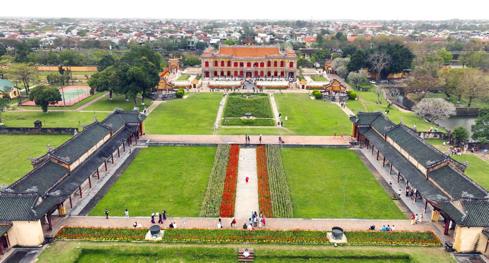 La Ciudadela Imperial de Hue se divide en dos áreas principales: Hoang Thanh (muralla exterior que protege los palacios y templos de los ancestros delmonarca) y Tu Cam Thanh (ciudadela prohibida, donde vivía la familia real). Dentro de Hoang Thanh se encuentran la imponente Puerta de Ngo Mon y el Palacio de Thai Hoa. Por su parte, Tu Cam Thanh alberga estructuras como Dai Cung Mon, Ta Vu y Huu Vu, el Palacio de Can Chanh, el Palacio de Dien Tho, entre otros. La Ciudadela Imperial de Hue se divide en dos áreas principales: Hoang Thanh (muralla exterior que protege los palacios y templos de los ancestros delmonarca) y Tu Cam Thanh (ciudadela prohibida, donde vivía la familia real). Dentro de Hoang Thanh se encuentran la imponente Puerta de Ngo Mon y el Palacio de Thai Hoa. Por su parte, Tu Cam Thanh alberga estructuras como Dai Cung Mon, Ta Vu y Huu Vu, el Palacio de Can Chanh, el Palacio de Dien Tho, entre otros.