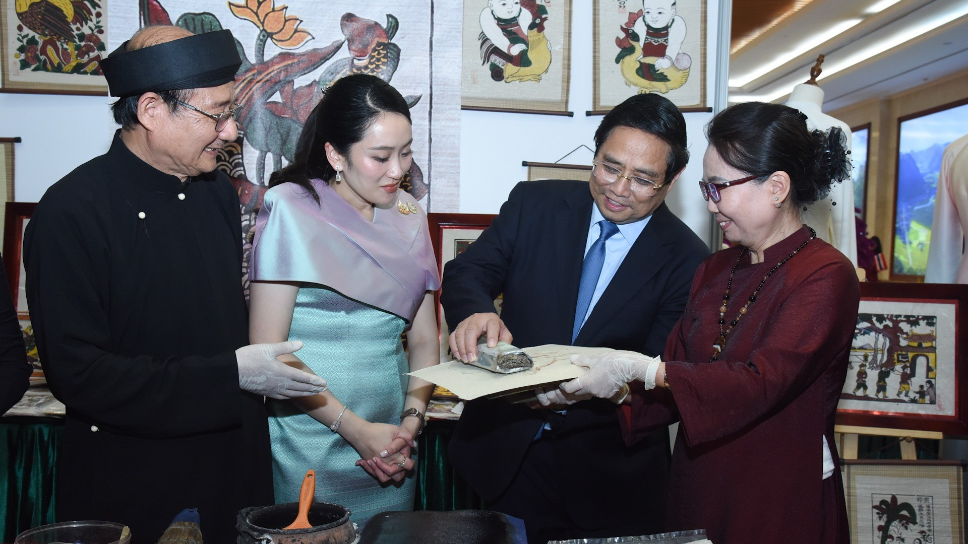 Los dos dirigentes experimentan la técnica de impresión de pinturas folclóricas de Dong Ho. Los dos dirigentes experimentan la técnica de impresión de pinturas folclóricas de Dong Ho.