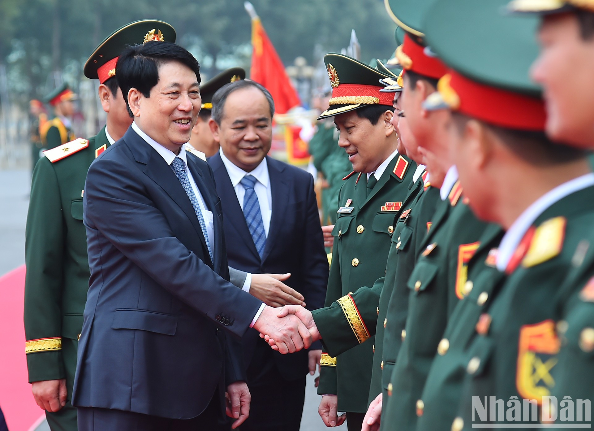 El presidente Luong Cuong y oficiales del Cuerpo de Ejército 12.