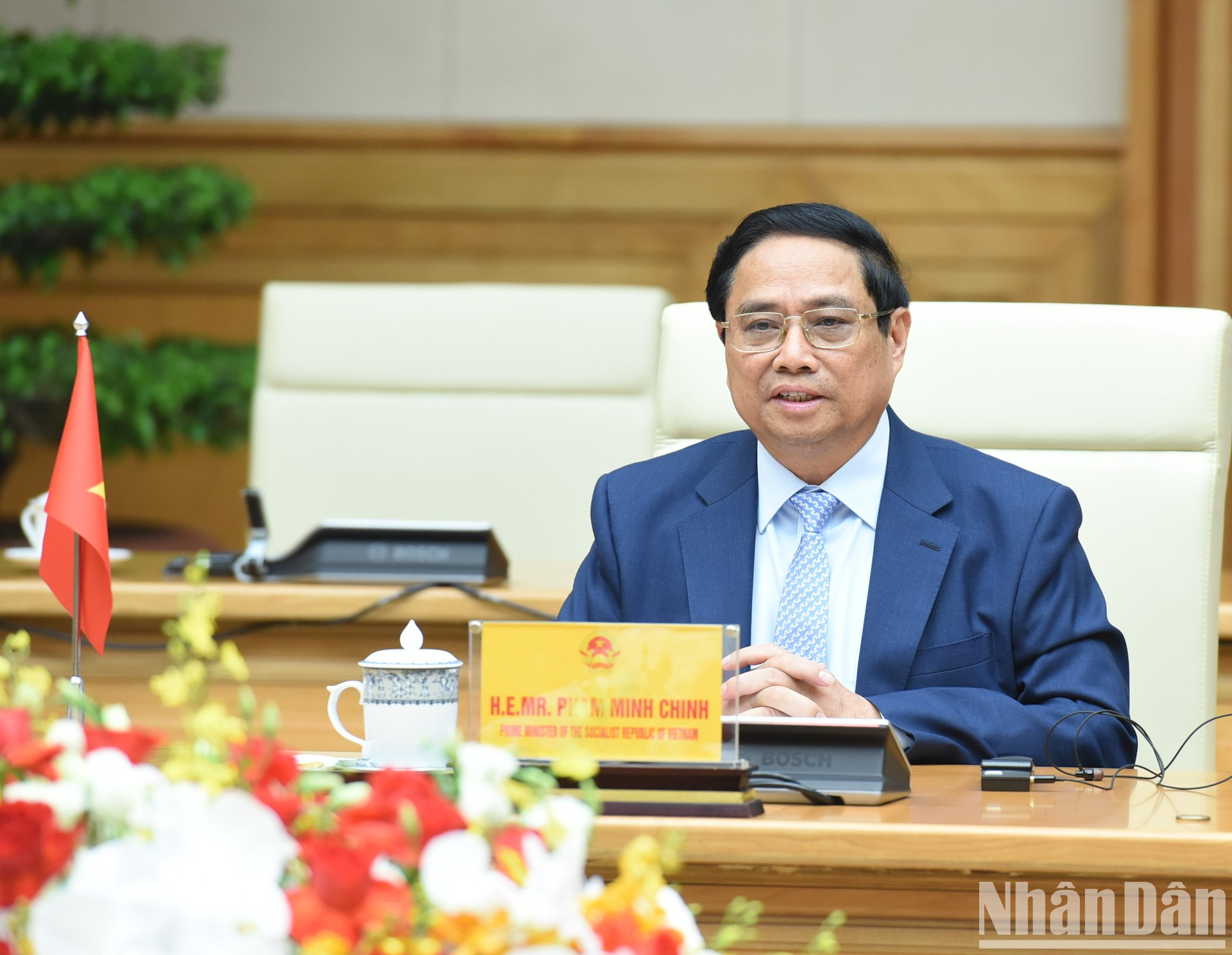 El dirigente anfitrión habla en la cita. El dirigente anfitrión habla en la cita.