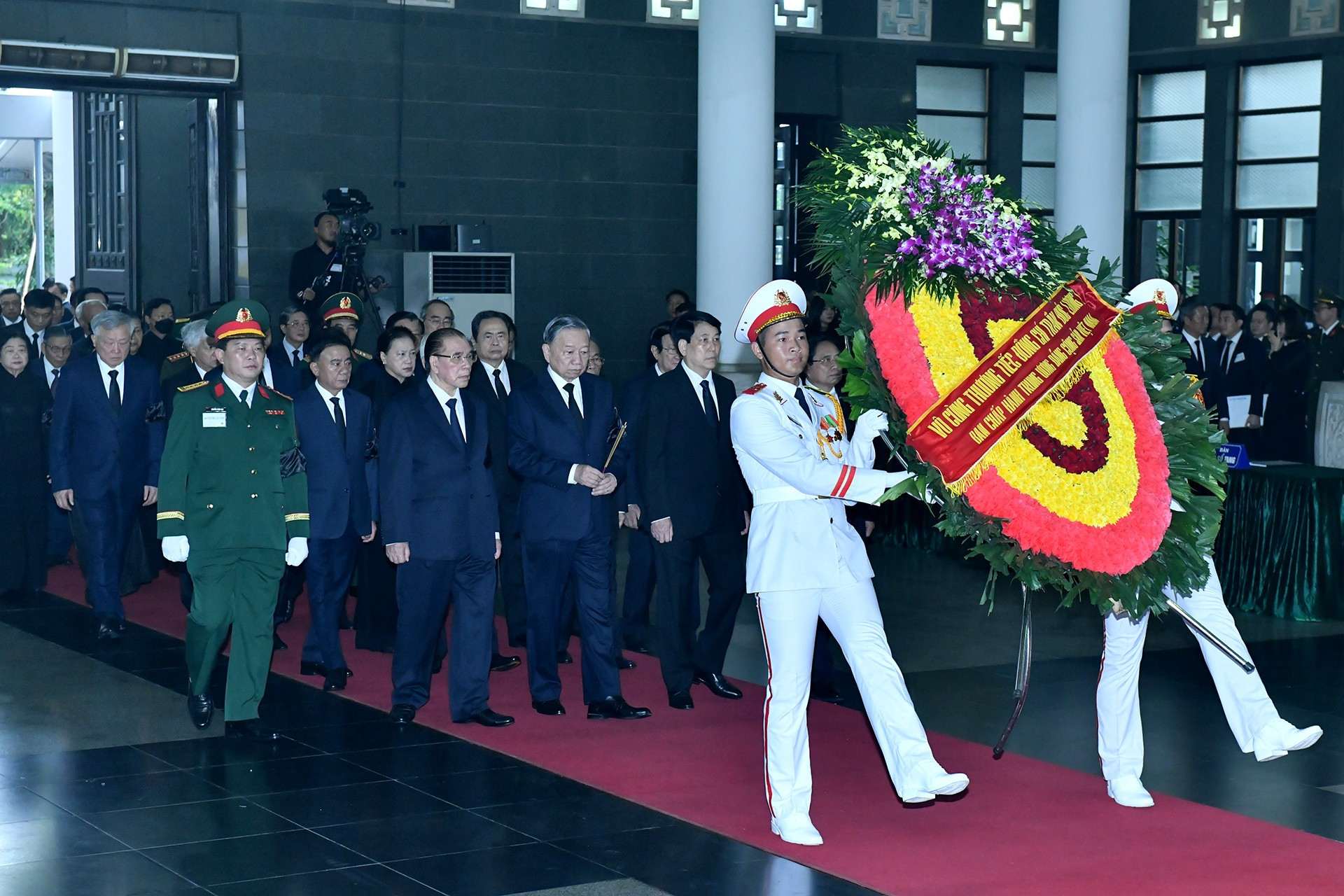 La delegación del Comité Central del Partido Comunista de Vietnam, encabezada por el secretario general del Partido, To Lam, en el acto.