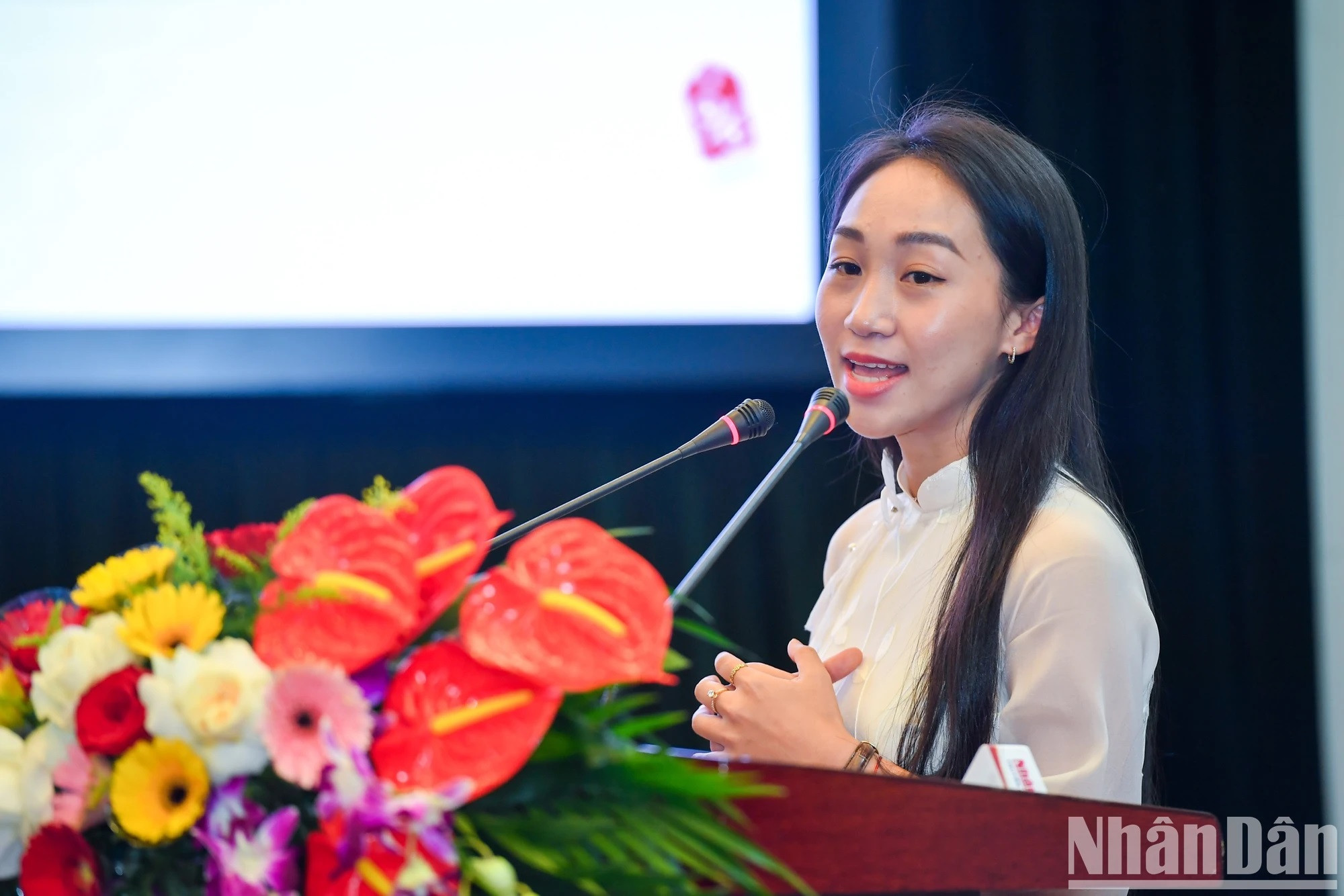 Nguyen Thi Tuong Thao, directora adjunta de una cooperativa agrícola y creadora de contenido digital, habla de su experiencia personal en la divulgación sobre productos OCOP.