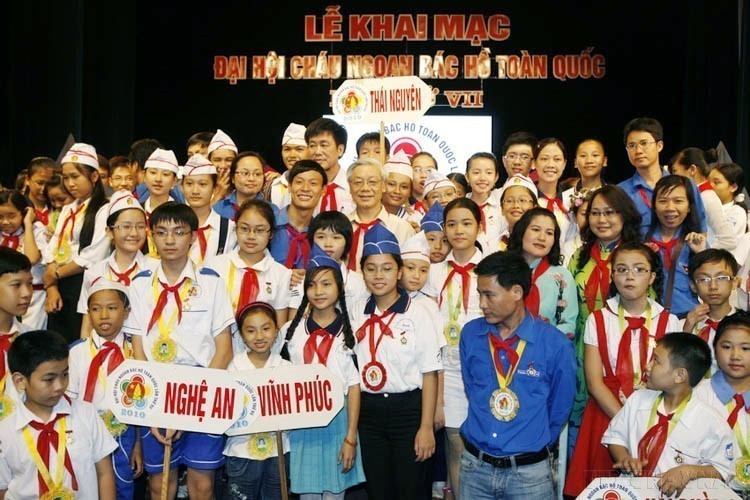 El presidente de la Asamblea Nacional, Nguyen Phu Trong, y los delegados infantiles en la ceremonia de apertura del Congreso Nacional de Niños Buenos del Tío Ho en Hanói (2010).