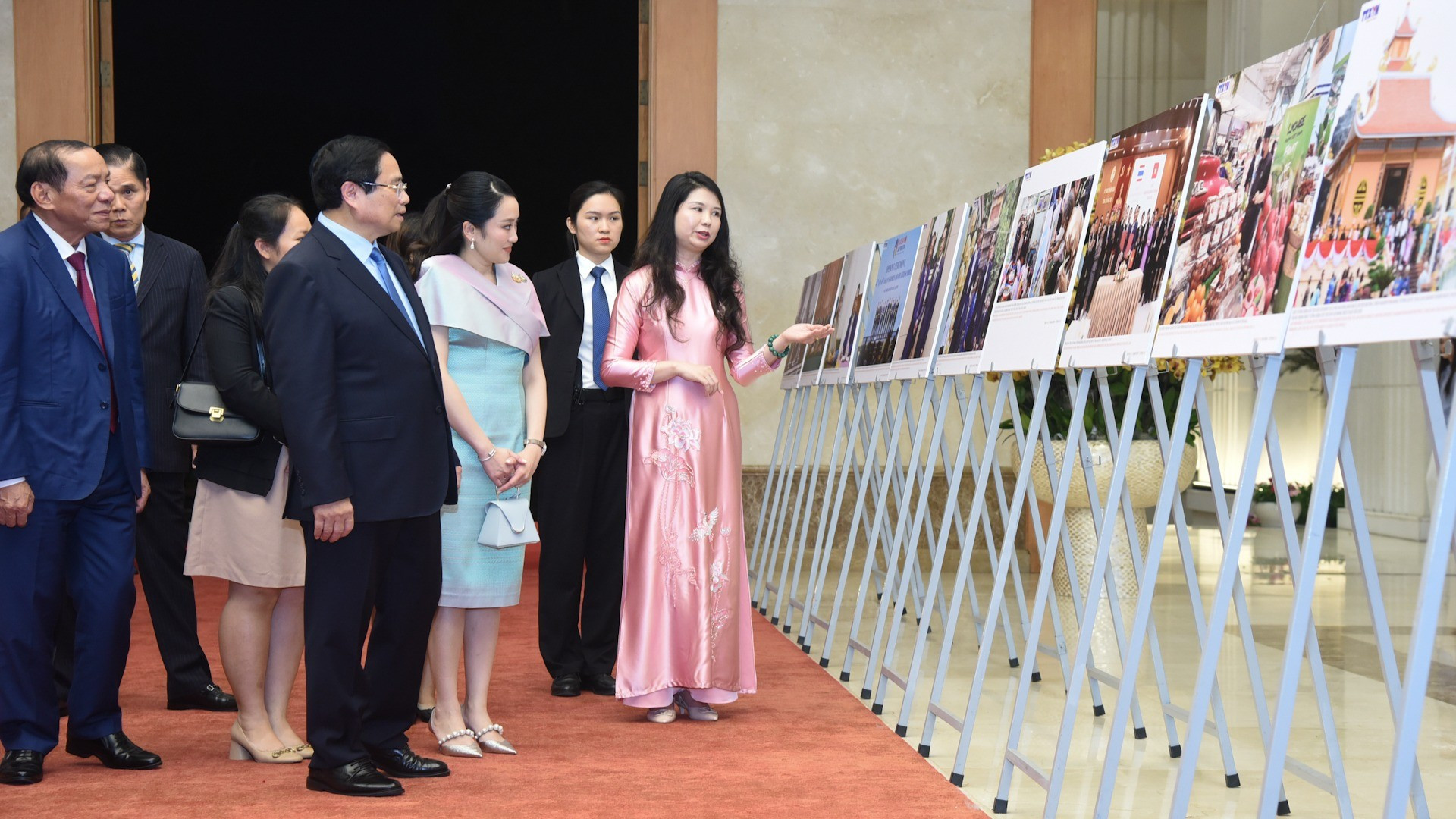 Los dos dirigentes contemplan fotos sobre la cooperación entre Vietnam y Tailandia. Los dos dirigentes contemplan fotos sobre la cooperación entre Vietnam y Tailandia.