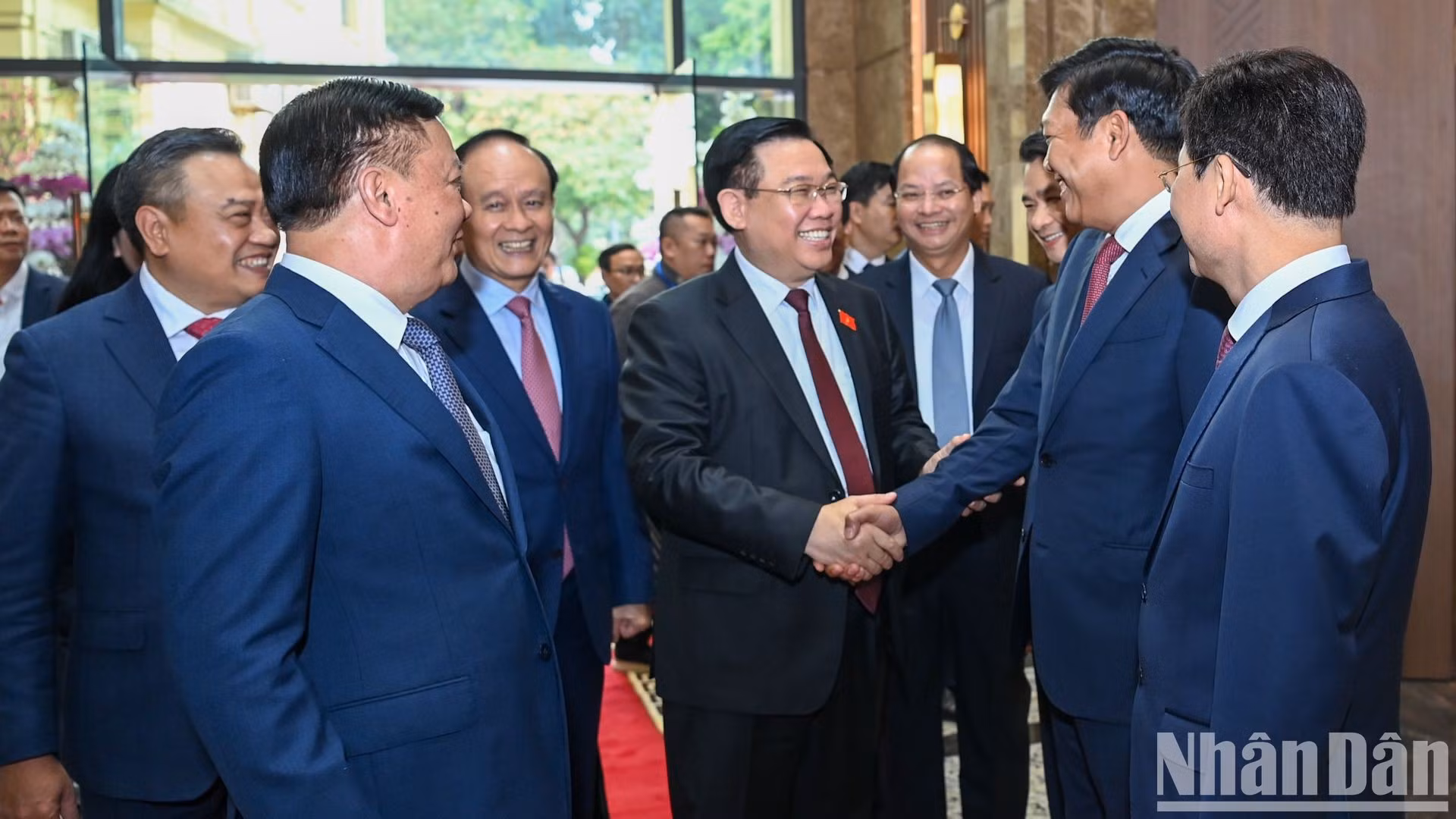 [Foto] Presidente del Parlamento felicita a dirigentes y ciudadanos de Hanói