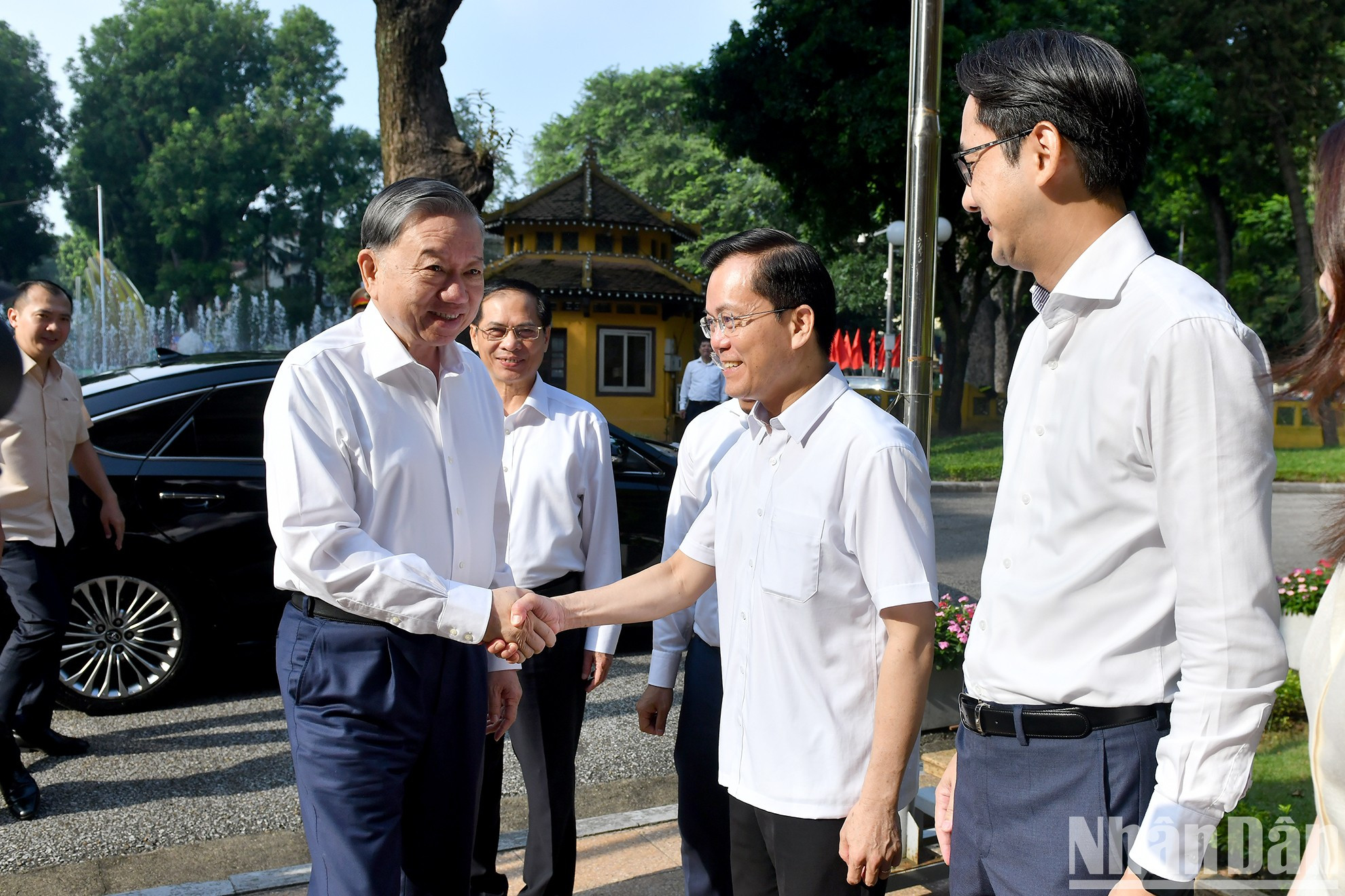 El secretario general del PCV y presidente To Lam recibido por miembros del Comité Directivo.