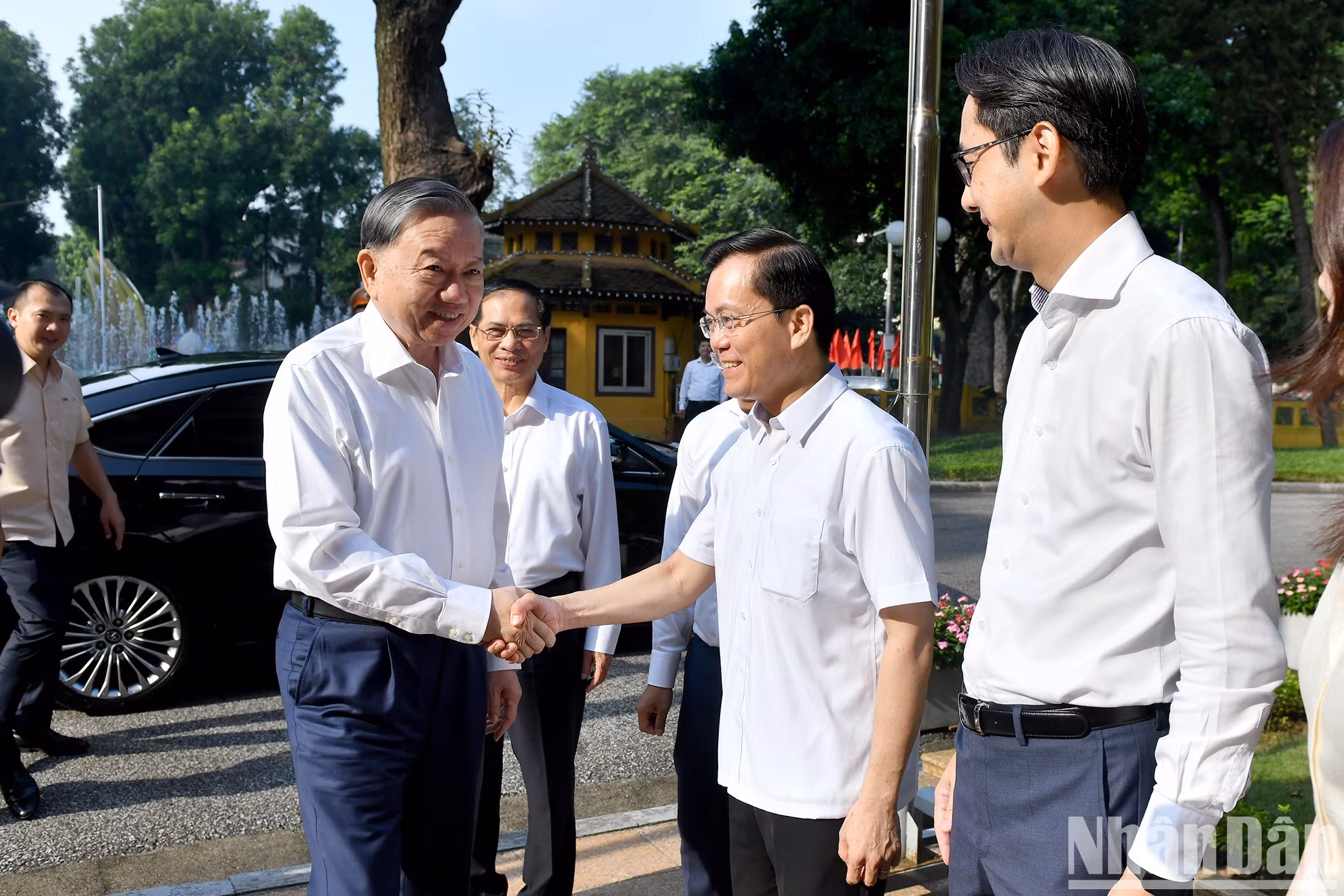 El secretario general del PCV y presidente To Lam recibido por miembros del Comité Directivo.