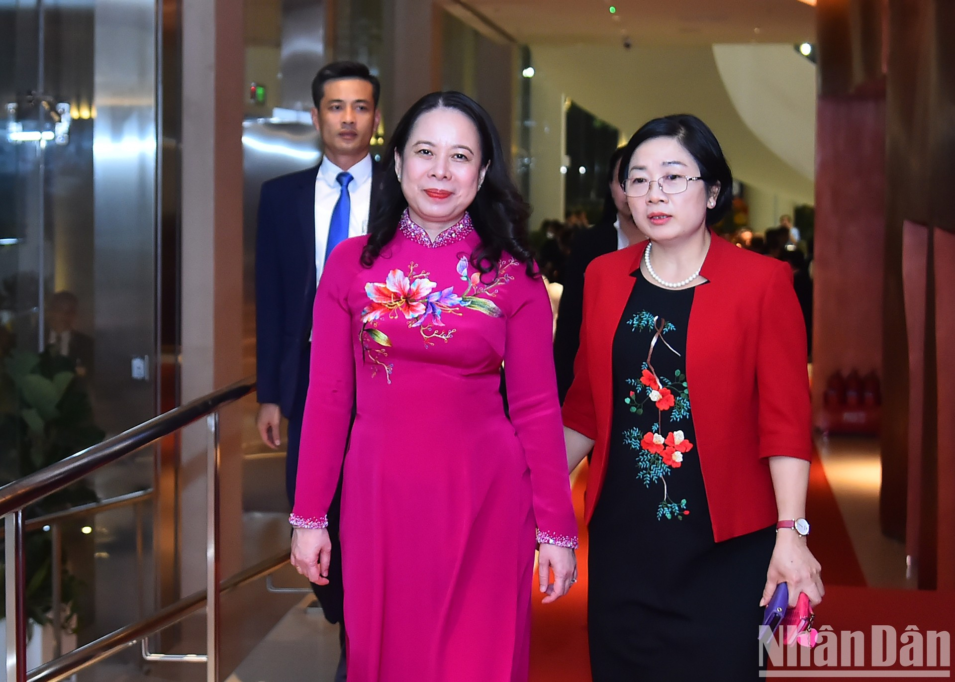 La vicepresidenta del país, Vo Thi Anh Xuan (ataviada con túnica de color rosa), asiste al acto. La vicepresidenta del país, Vo Thi Anh Xuan (ataviada con túnica de color rosa), asiste al acto.