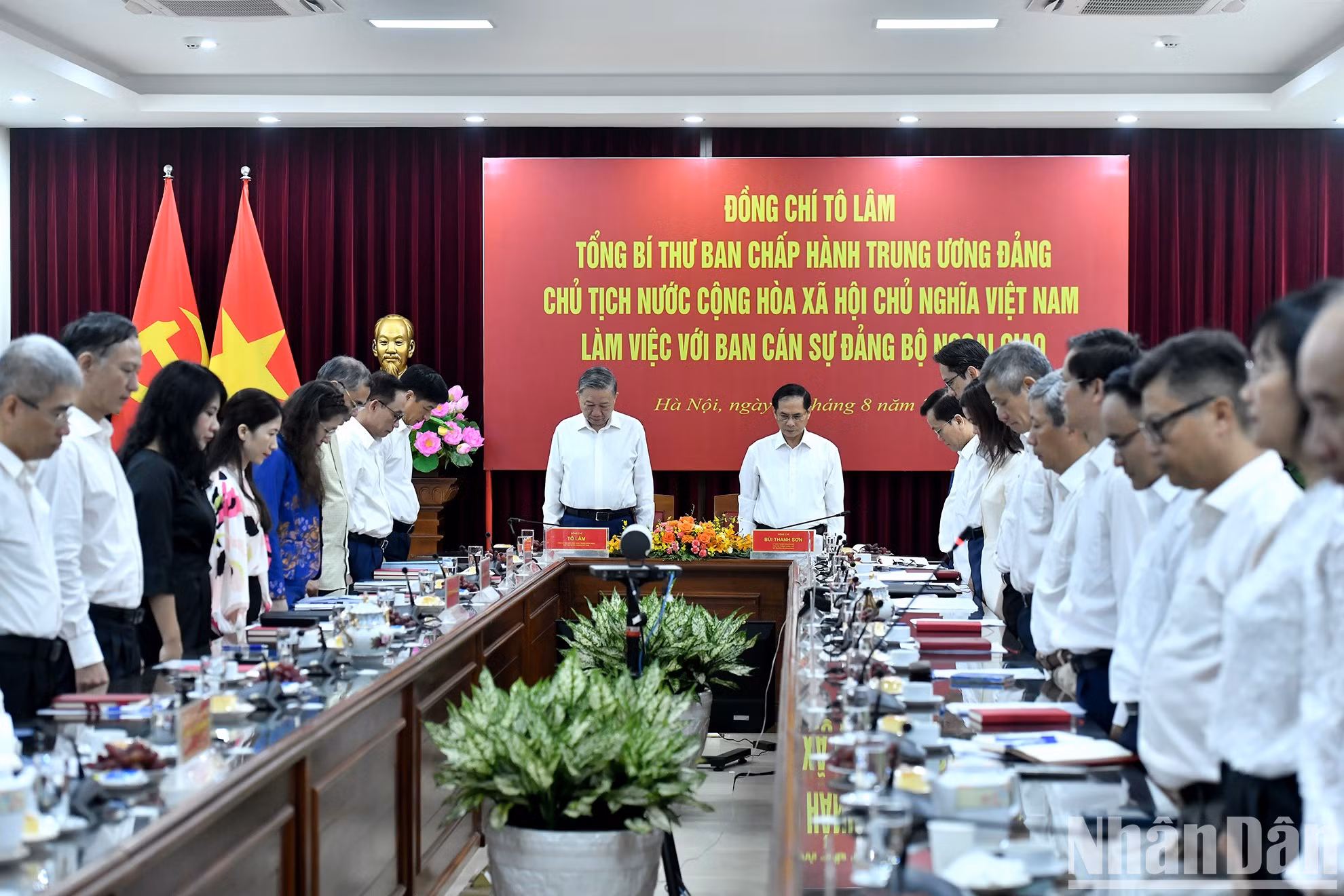 Los participantes guardan un minuto de silencio en homenaje al secretario general del PCV Nguyen Phu Trong (1944-2024).