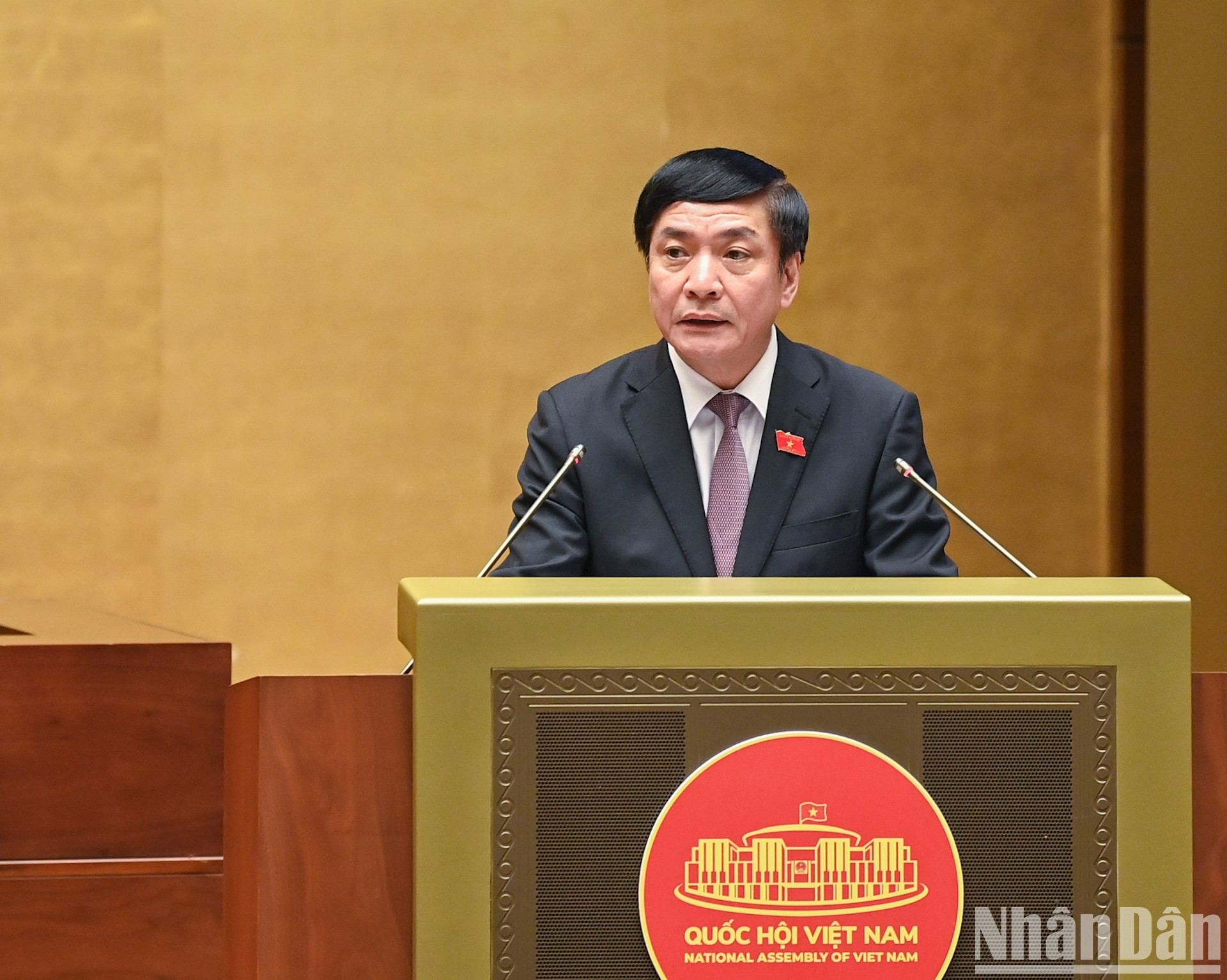 El secretario general y presidente de la Oficina Parlamentaria, Bui Van Cuong, da palabras. El secretario general y presidente de la Oficina Parlamentaria, Bui Van Cuong, da palabras.