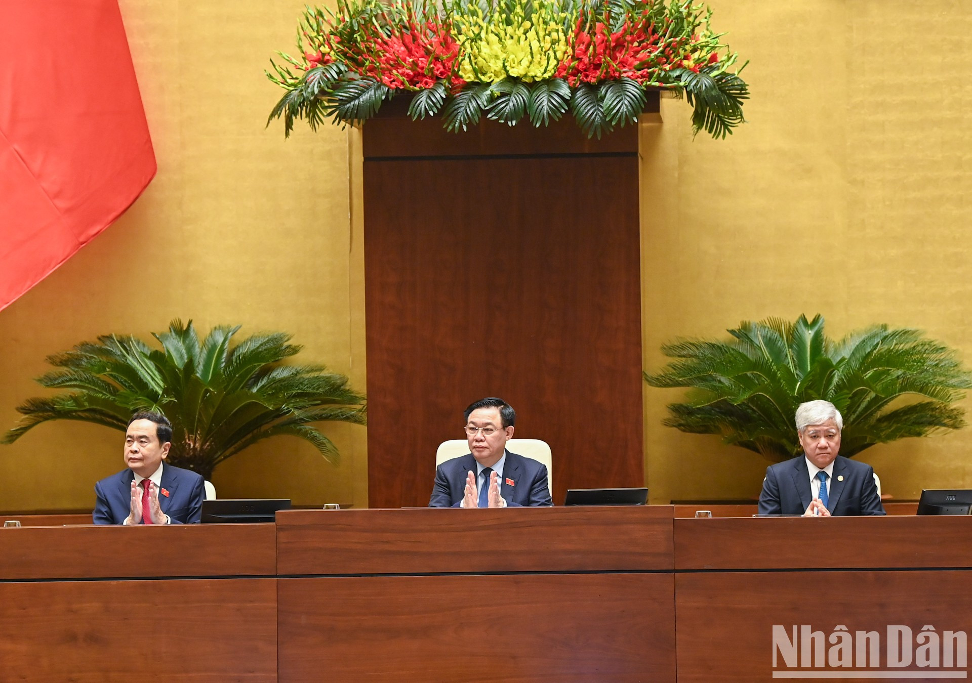 El presidente de la ANV, Vuong Dinh Hue (centro), y otros dirigentes conducen la sesión, transmitida en vivo a 62 puntos de videoconferencia. El presidente de la ANV, Vuong Dinh Hue (centro), y otros dirigentes conducen la sesión, transmitida en vivo a 62 puntos de videoconferencia.