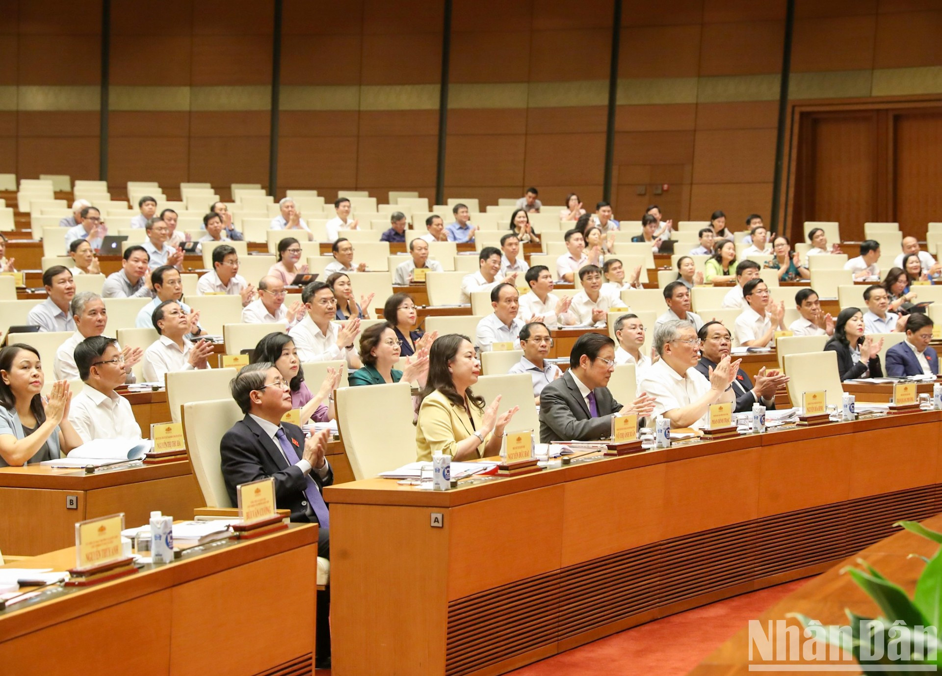 La reunión cuenta con la participación de dirigentes del Partido, el Estado y los ministerios, así como delegados de todo el país. La reunión cuenta con la participación de dirigentes del Partido, el Estado y los ministerios, así como delegados de todo el país.