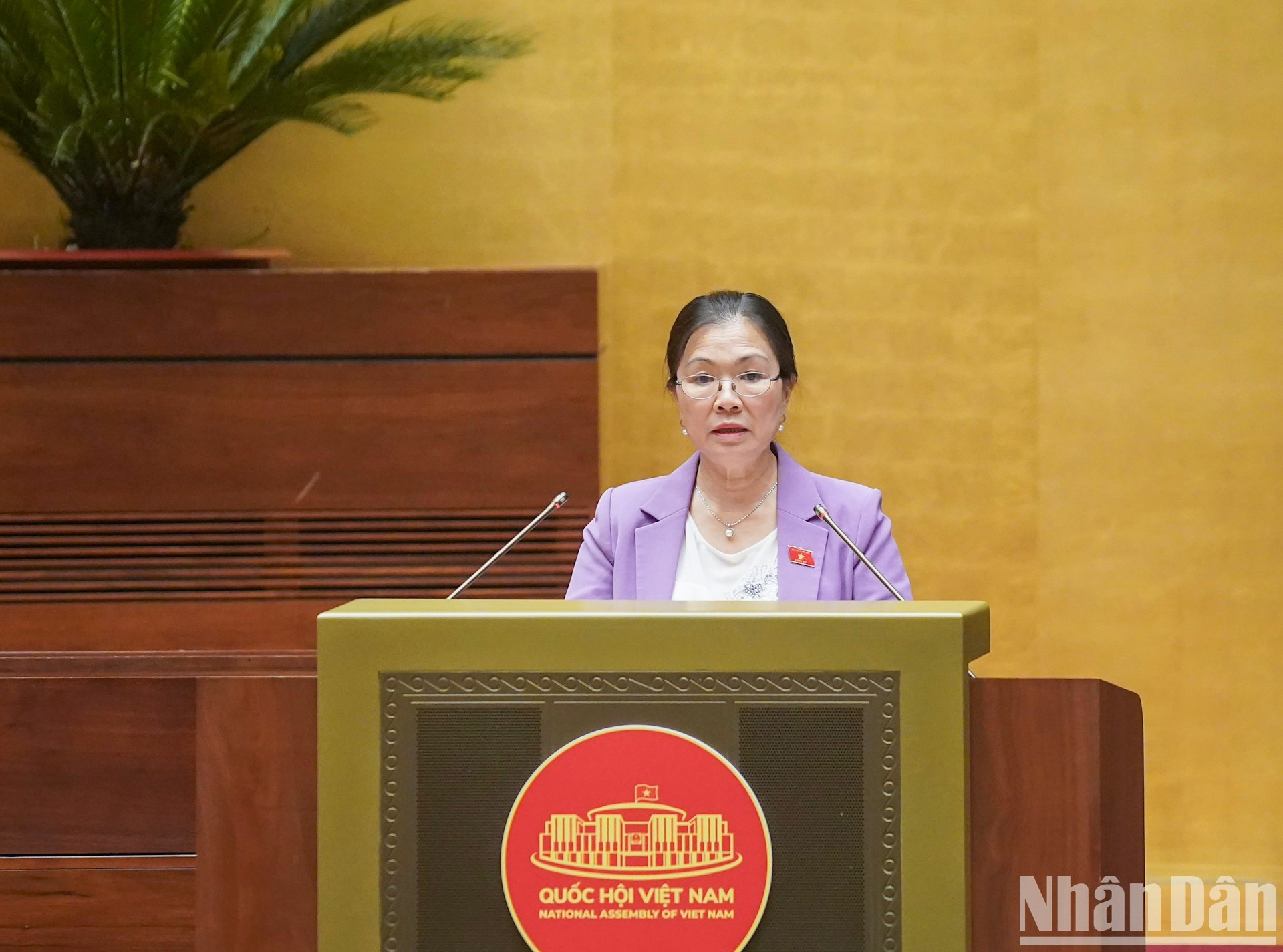 La vicepresidenta del Comité Central del Frente de la Patria de Vietnam Truong Thi Ngoc Anh presenta un informe. La vicepresidenta del Comité Central del Frente de la Patria de Vietnam Truong Thi Ngoc Anh presenta un informe.