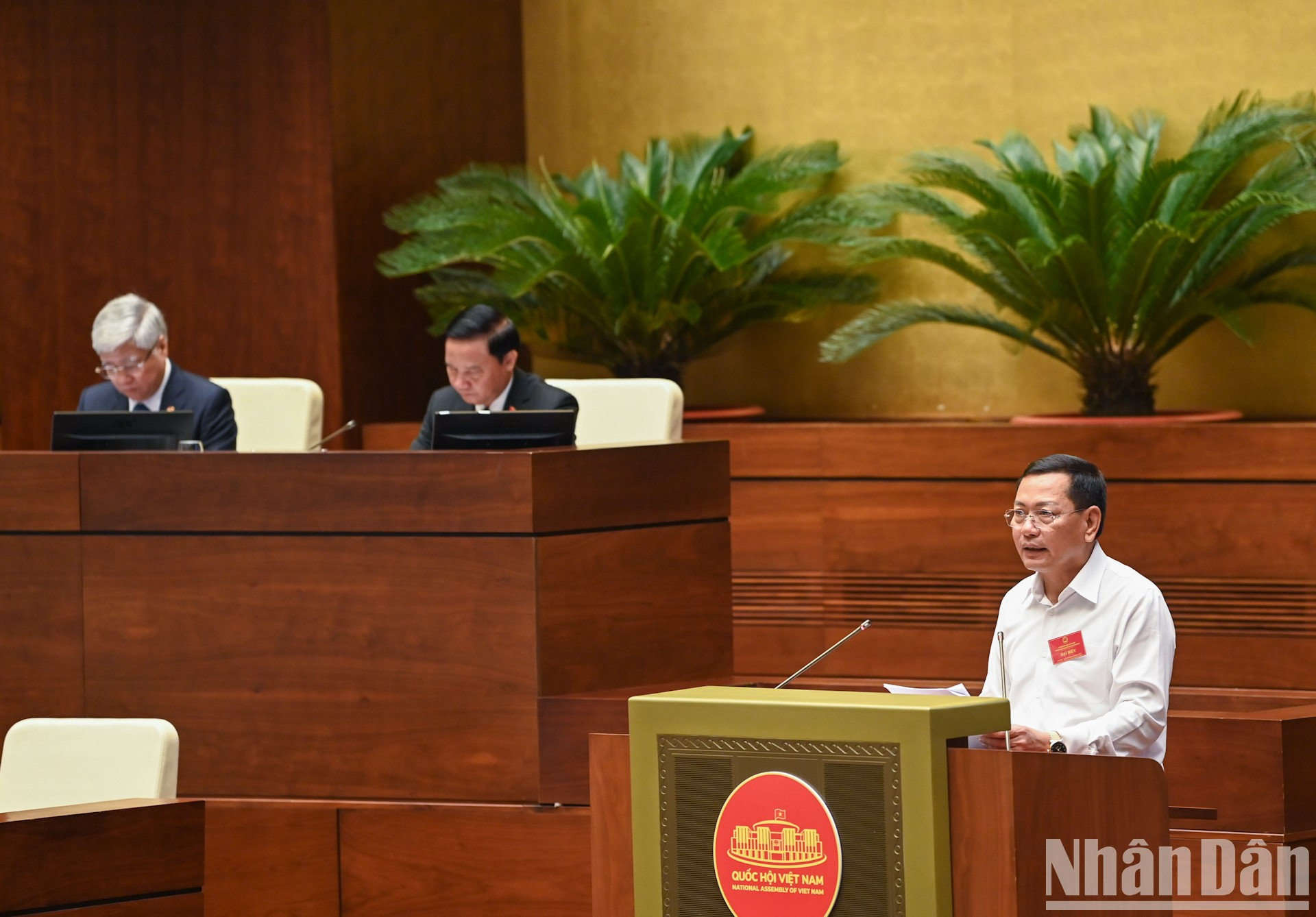 El vicepresidente del Tribunal Popular Supremo Nguyen Van Du presenta una ponencia sobre el despliegue de una resolución de la ANV referente al juicio en línea. El vicepresidente del Tribunal Popular Supremo Nguyen Van Du presenta una ponencia sobre el despliegue de una resolución de la ANV referente al juicio en línea.
