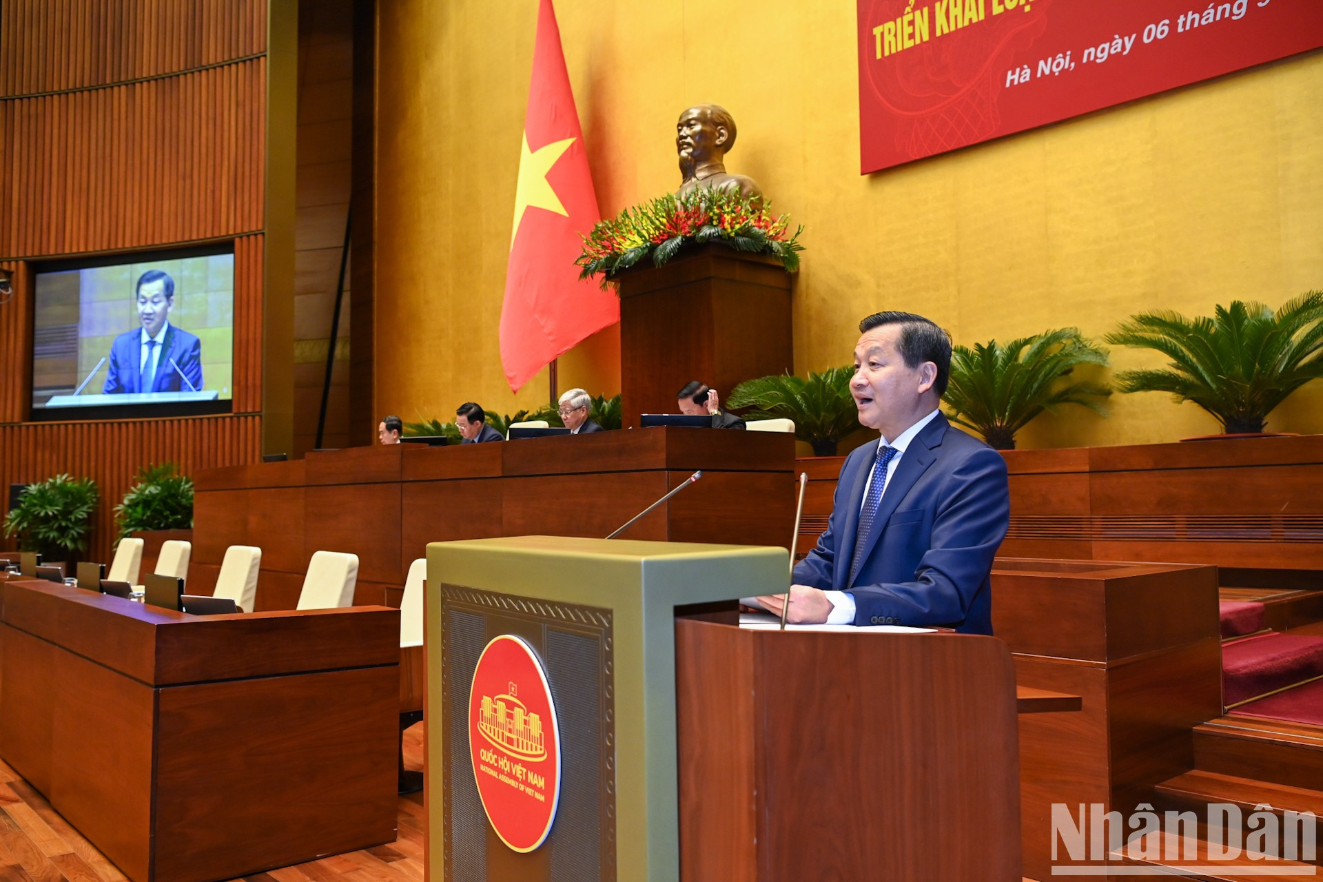 El vice primer ministro Le Minh Khai presenta un informe. El vice primer ministro Le Minh Khai presenta un informe.