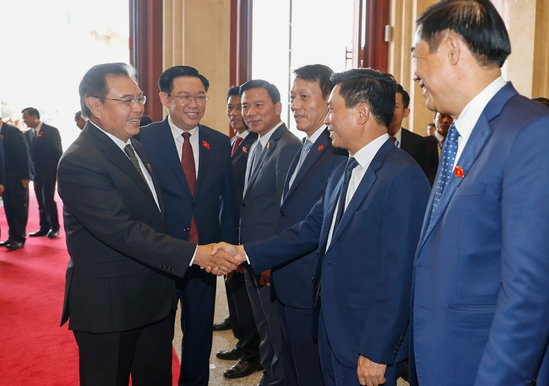 El máximo legislador laosiano da la bienvenida a los delegados del país vecino. El máximo legislador laosiano da la bienvenida a los delegados del país vecino.