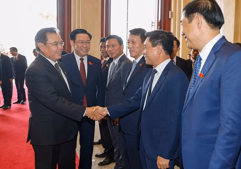 El máximo legislador laosiano da la bienvenida a los delegados del país vecino. El máximo legislador laosiano da la bienvenida a los delegados del país vecino.