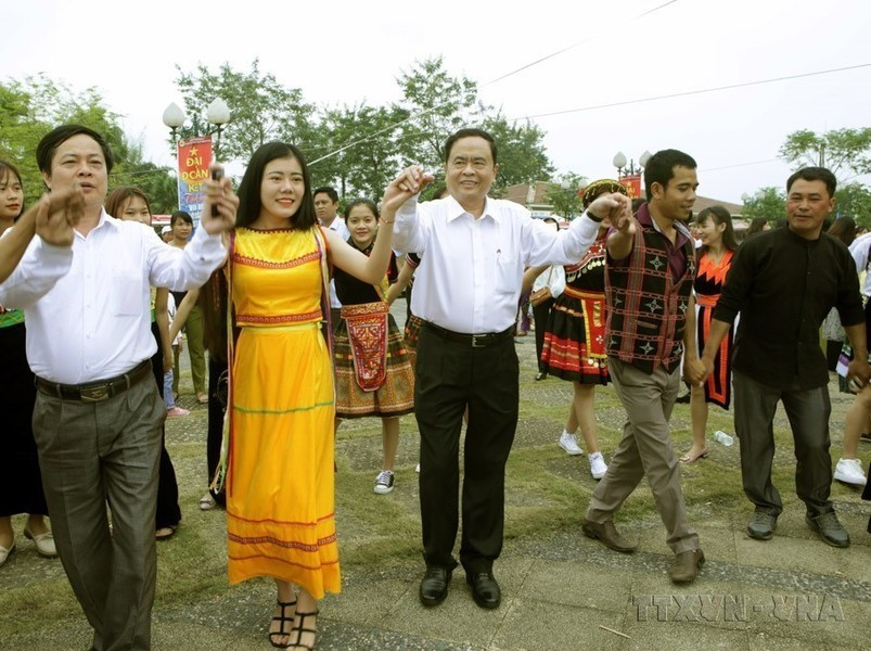 El presidente del Comité Central del Frente de la Patria de Vietnam, Tran Thanh Man, se reúne con personas de minorías étnicas en la Fiesta de Gran Unidad Nacional 2017. El presidente del Comité Central del Frente de la Patria de Vietnam, Tran Thanh Man, se reúne con personas de minorías étnicas en la Fiesta de Gran Unidad Nacional 2017.