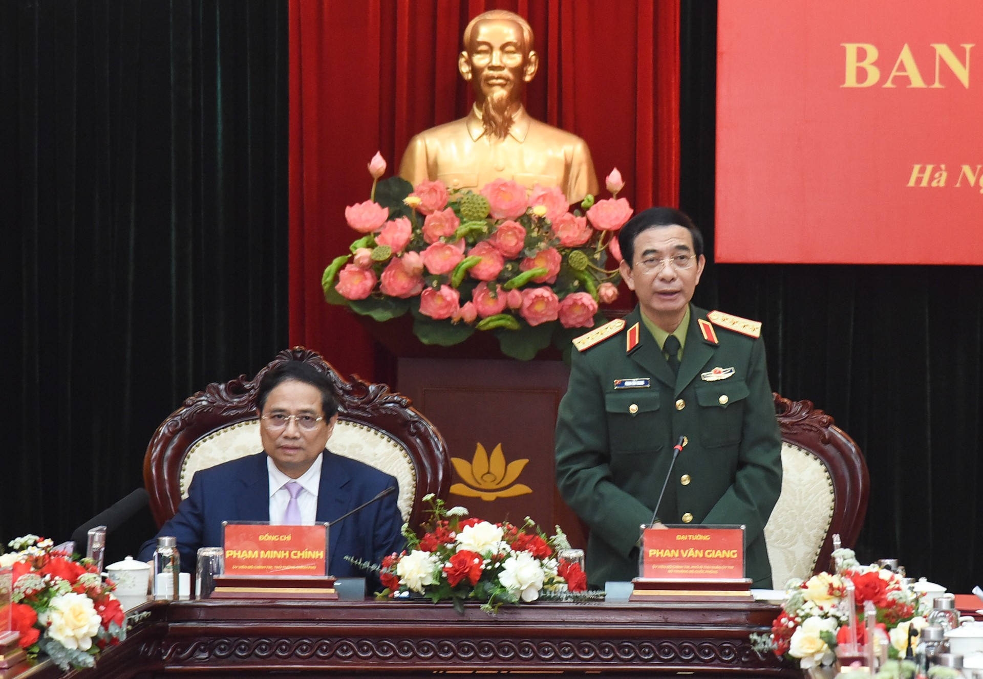 El ministro de Defensa, Phan Van Giang, da palabras. El ministro de Defensa, Phan Van Giang, da palabras.