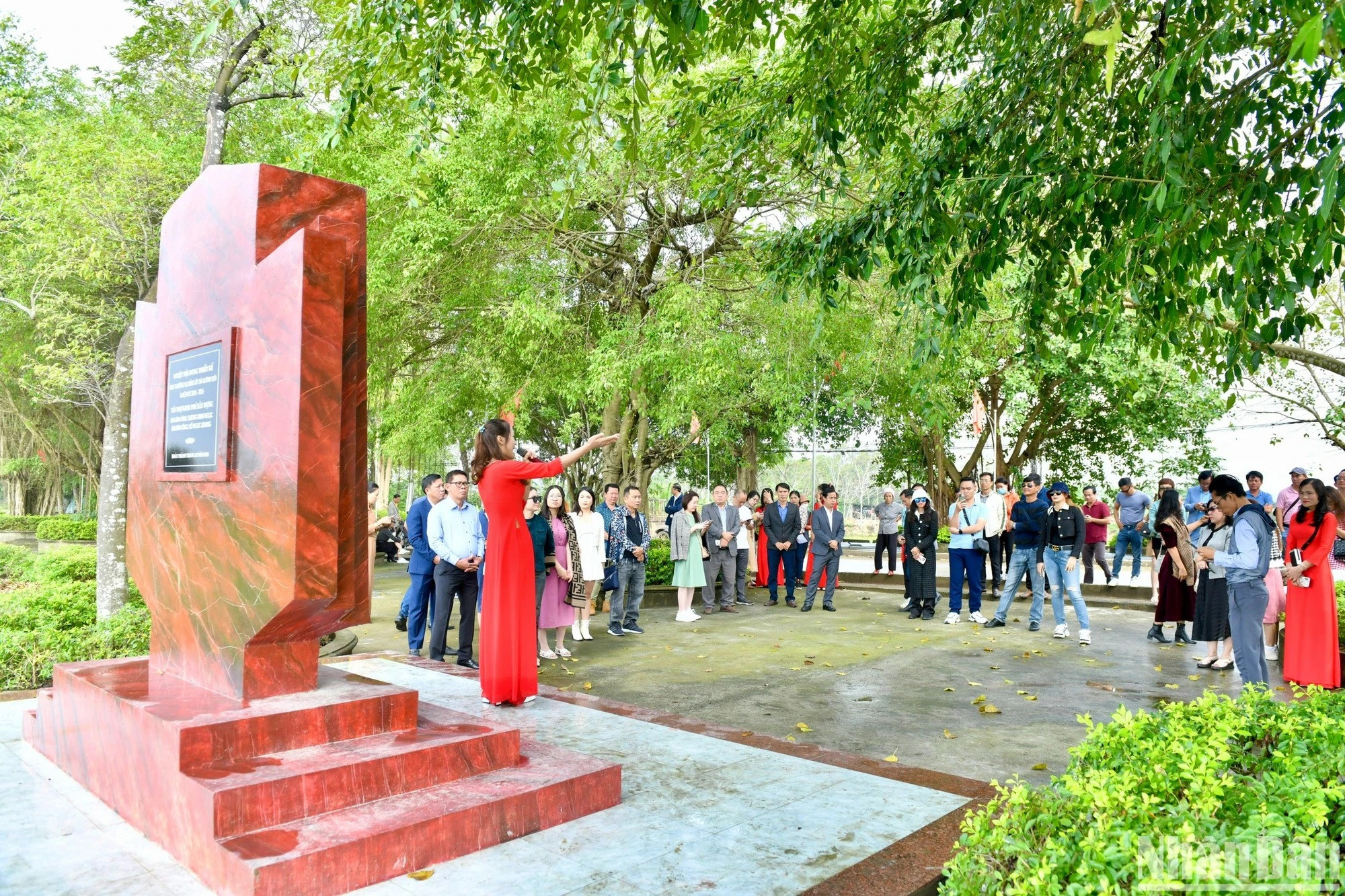 Nada más entrar en la aldea, los turistas escuchan sobre la historia de Quynh Doi y el tradicional fervor de sus habitantes por la educación. De 1378 a 1918, 748 aldeanos se presentaron a exámenes nacionales de distintos niveles, varios de los cuales fueron primeros clasificados, como Ho Sy Duong (1621-1681), tres veces primero en el examen interprovincial ("thi hương" en vietnamita). También del clan Ho de Quynh Doi era Ho Xuan Huong (1772-1822), apodada la "Reina de la Poesía Nom" (antigua escritura nacional basada en caracteres chinos).