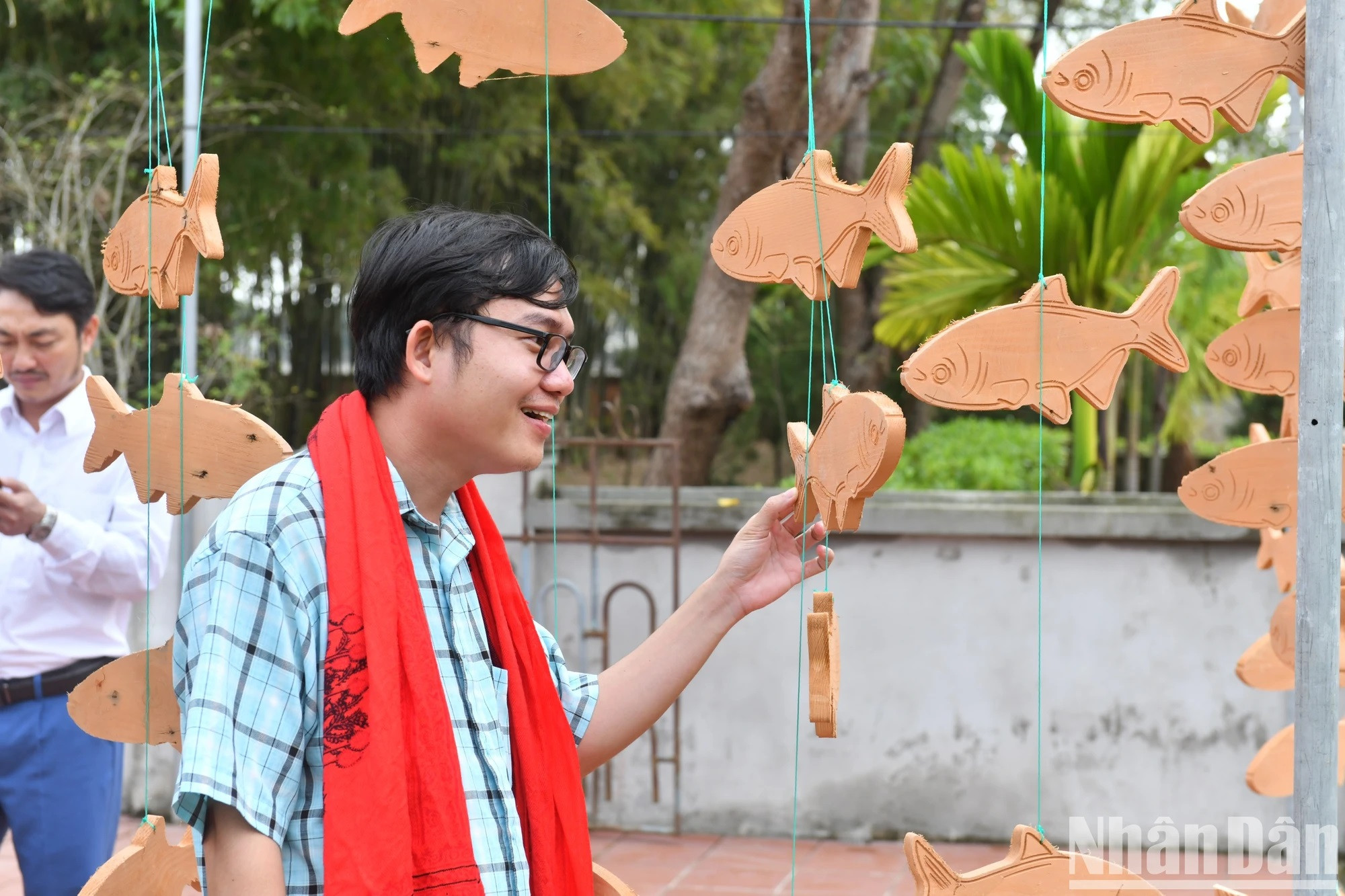 El recorrido “Aldea de peces de madera: detrás de la gloria” porta muchas esperanzas del gobierno y la población locales cuando empiezan a practicar el turismo. También sirve como recordatorio para las futuras generaciones sobre el esmero en estudiar y trabajar en aras de mantener viva la tradición, además de seguir avanzando frente a cualquier adversidad.