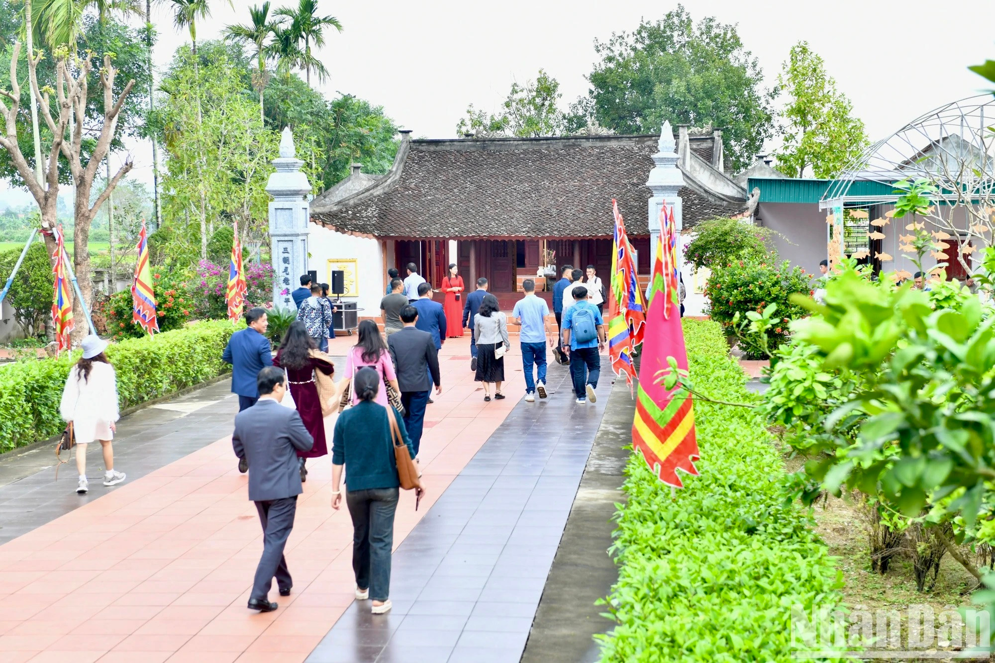 A la izquierda del portón de la aldea se encuentran la tumba y la casa de veneración a Ho Phi Tich (1665-1754), mandarín bajo la dinastía Le posterior y quien realizó enormes contribuciones al desarrollo del terruño y del país. Ese conjunto de monumentos fue reconocido como Reliquia Histórica y Cultural Nacional el 13 de febrero de 2015.