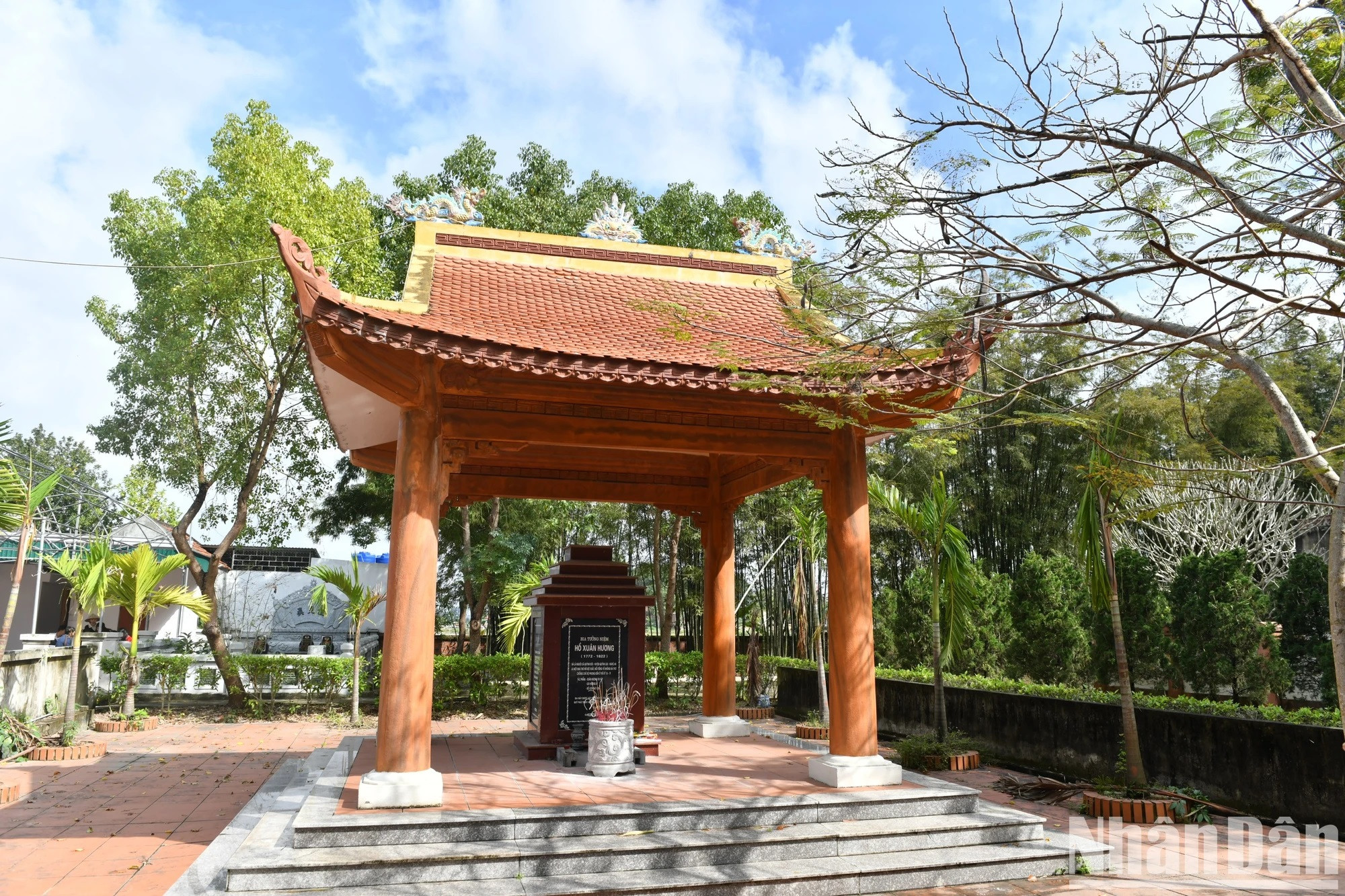 Adyacente a la casa de adoración a Ho Phi Tich está el pabellón de la estela dedicado a la poetisa Ho Xuan Huong.