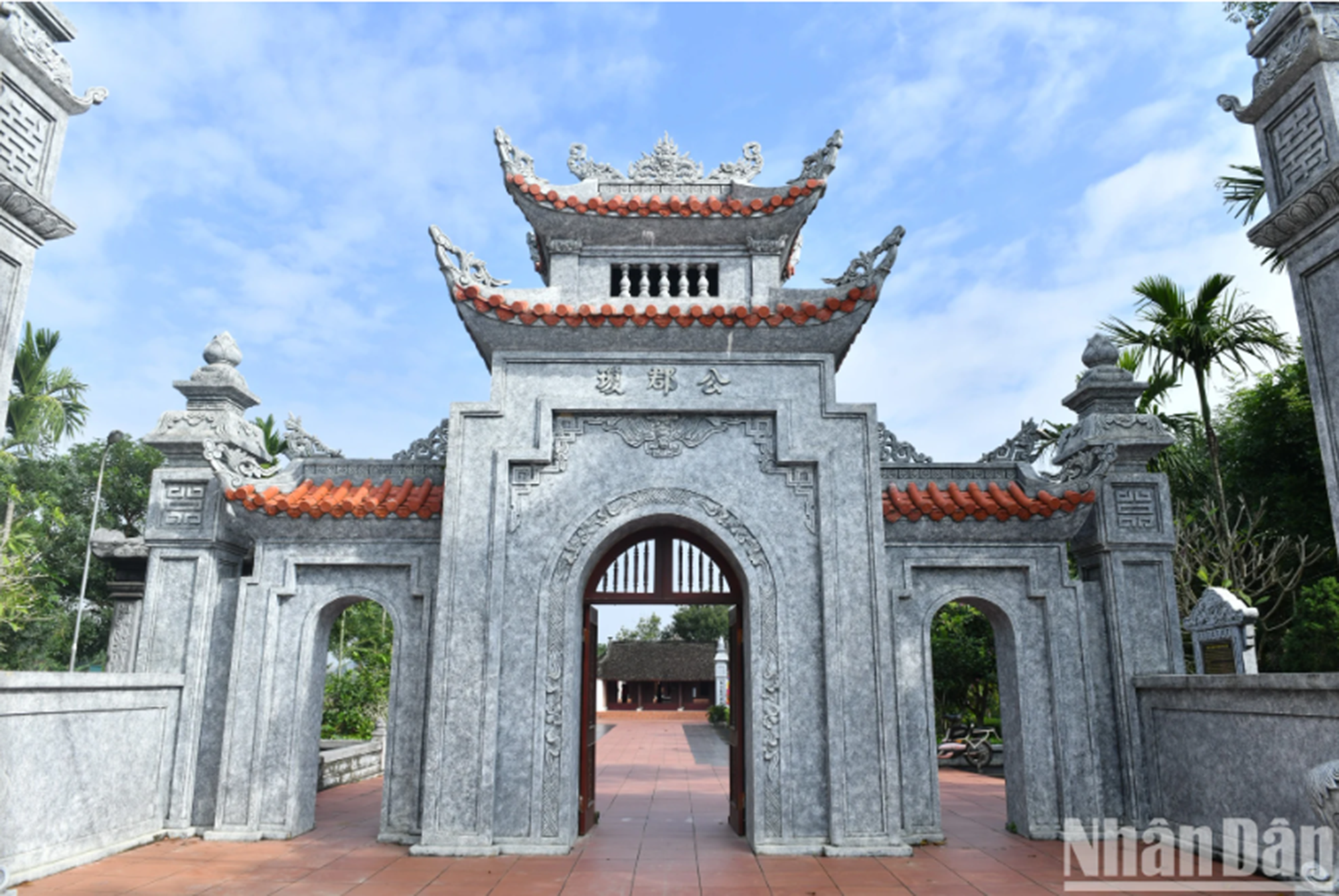 Cerca, se hallan lugares conmemorativos de héroes nacionales como el Memorial al Héroe de las Fuerzas Armadas Populares Cu Chinh Lan y la tumba del activista revolucionario Ho Tung Mau.