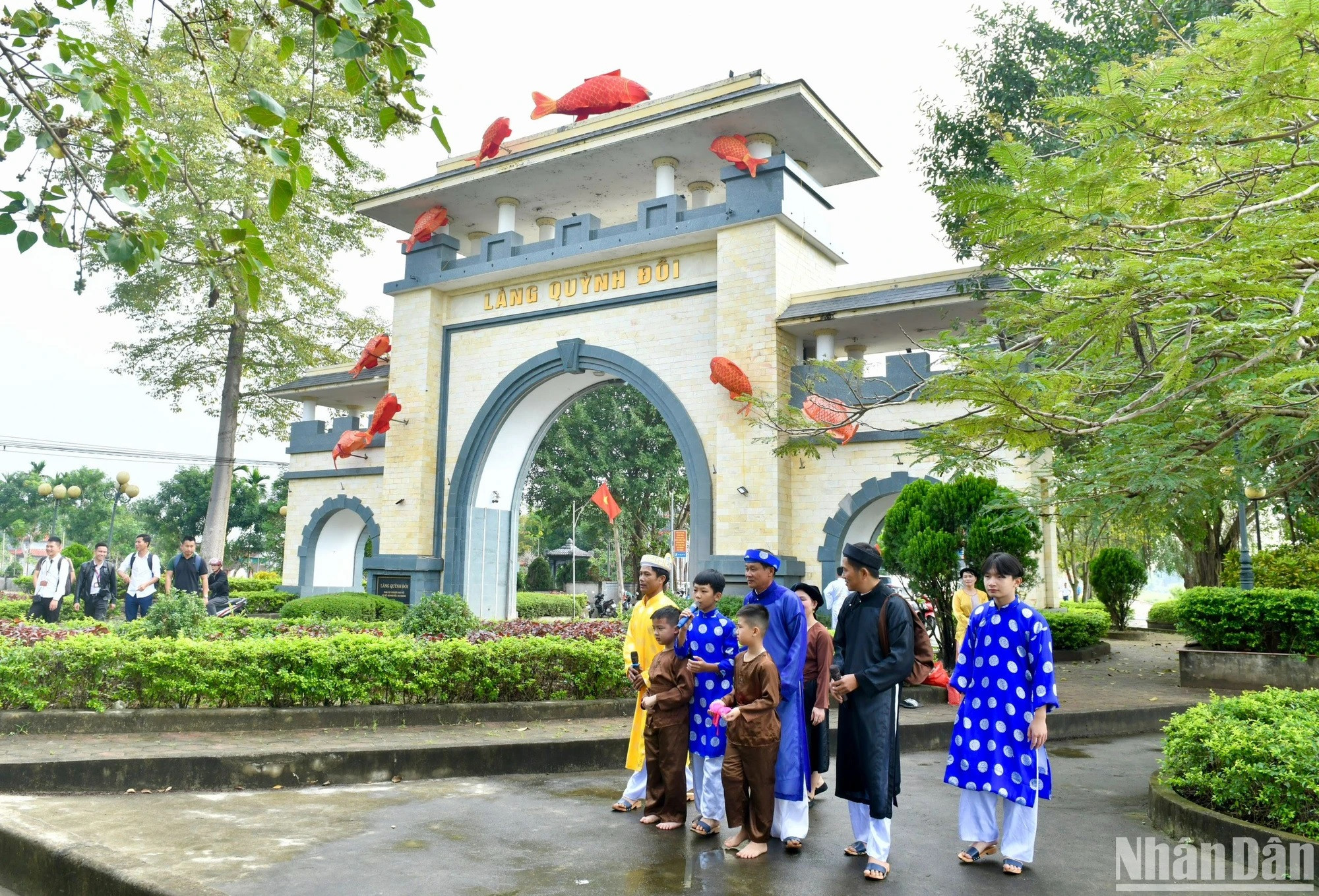 La aldea de Quynh Doi, ubicada en la homónima comuna del distrito de Quynh Luu, tiene reputación de ser una duradera cuna cultural del centro norteño con tradicional afán de aprendizaje. Fue originalmente fundada a finales del siglo XIV con el nombre “Tho Doi”, que en 1528 cambió a “Quynh Doi”. Esto significa que la localidad lleva más de 640 años de formación y desarrollo.