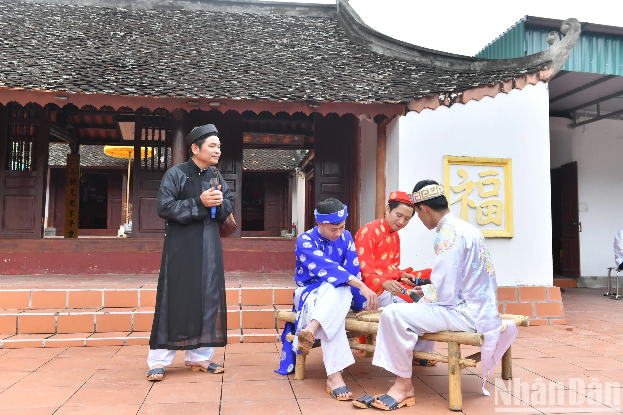 Esa historia tiene variantes, pero todas implican que para conseguir los logros que vemos hoy, los aldeanos vencieron cuantiosas dificultades. Figurillas de pez de madera se colocan en varios sitios de la aldea como símbolo del afán de aprendizaje y la diligencia de la gente allí.