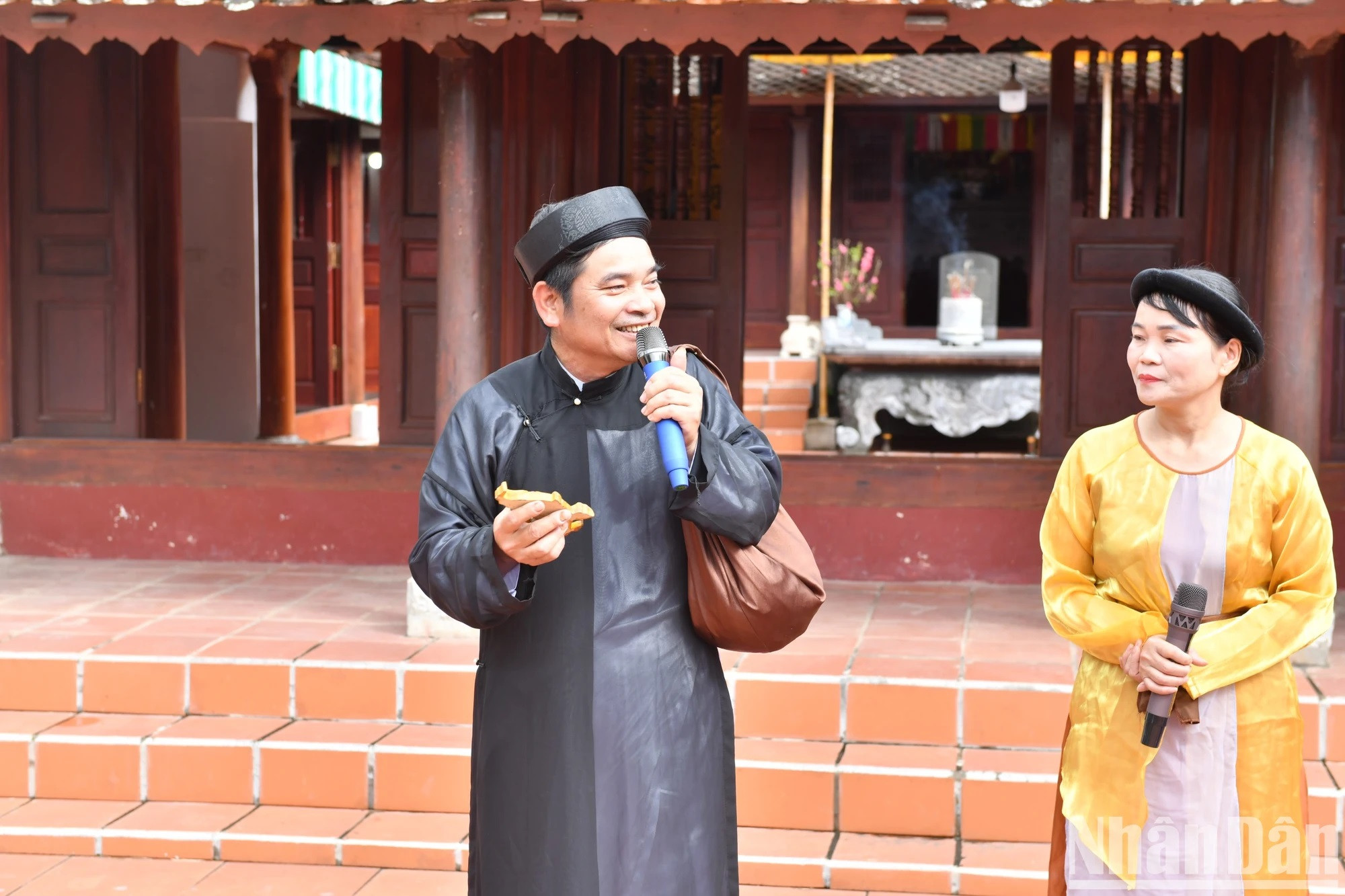 El término "pez de madera" procede de una anécdota sobre un estudiante pobre del país de Nghe (nombre coloquial de Nghe An). De camino a un examen, paró en un puesto de comida y el único plato que pidió fue un cuenco de arroz hervido con salsa de pescado. Se comió el arroz y puso sobre la mesa un pez de madera que llevaba en el equipaje, abriendo el apetito al imaginar que comía un pez de carne. Cuando terminó, limpió el pescado y lo volvió a meter en su maleta.