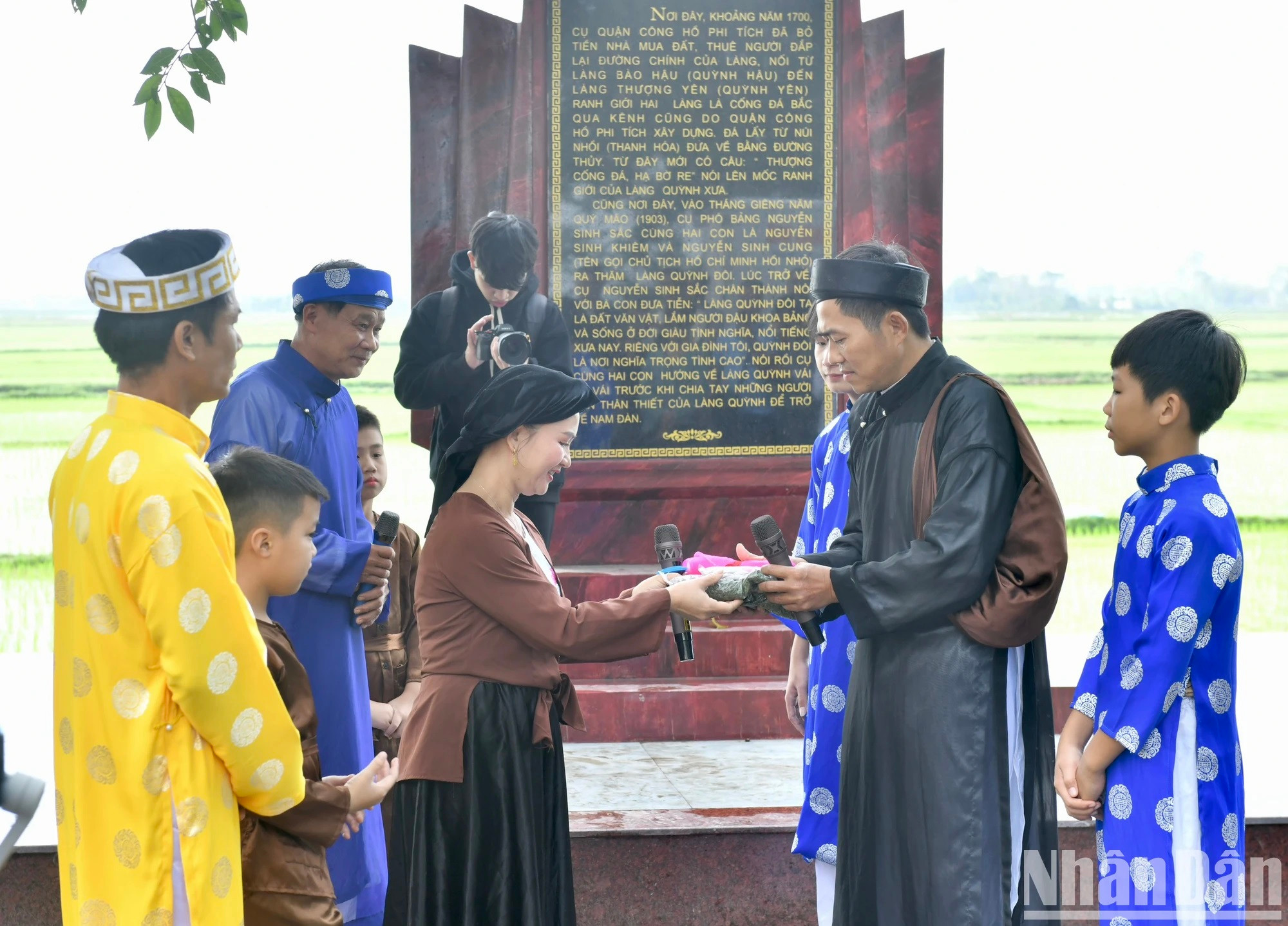 Este acto teatral incluido en el recorrido narra la estancia del joven Ho Chi Minh en Quynh Doi. A los 13 años, acompañó a su padre y su hermano mayor a la aldea para que se reunieran con otros intelectuales patriotas. La actuación demuestra el respeto y la sincera admiración de la gente local hacia el tío Ho.