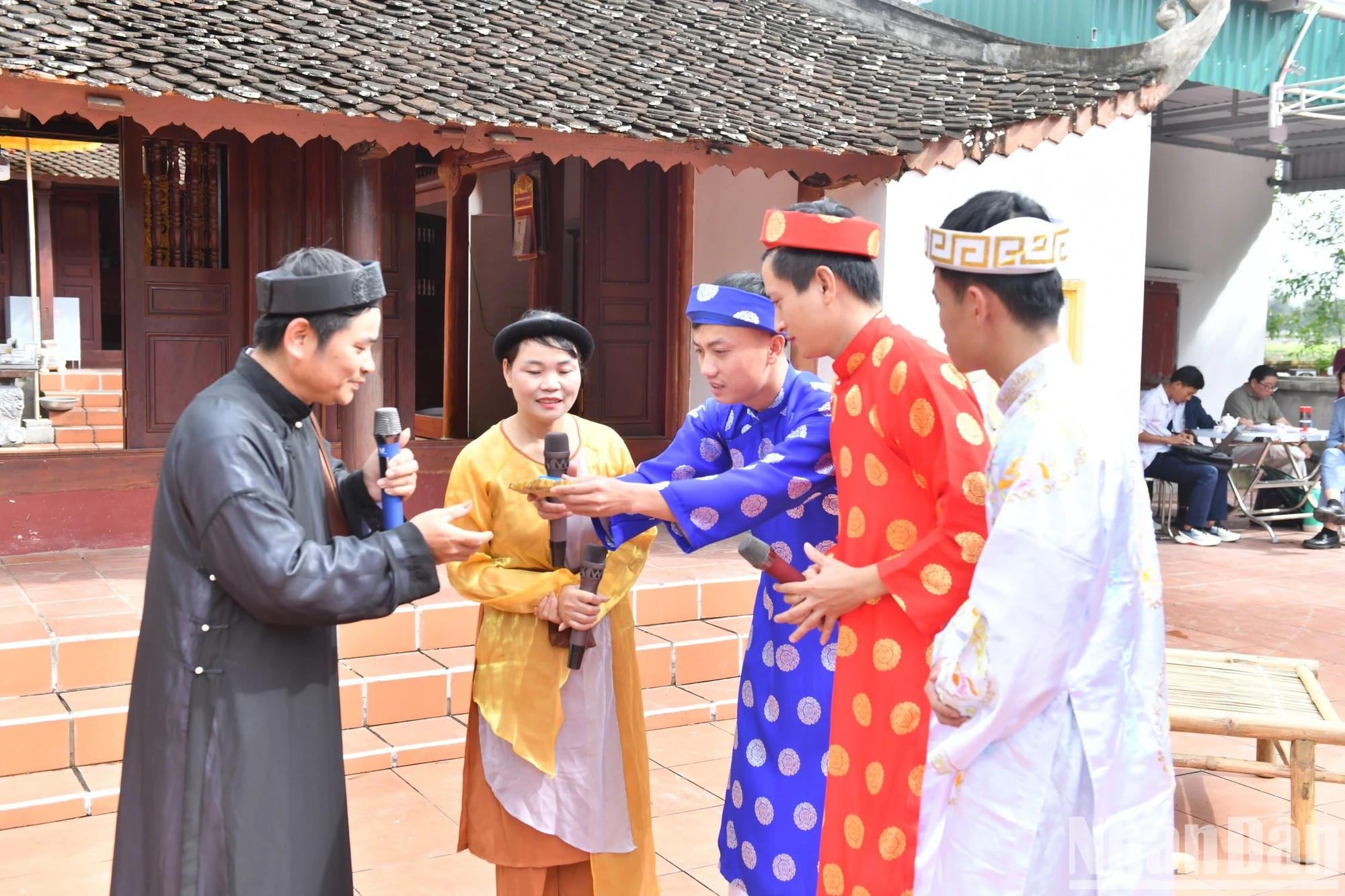 El acto “El maestro en la tierra de Nghe y el pez de madera” es considerado el alma del tour en cuestión. Cuentan los lugareños que antiguamente había dos oficios principales en la aldea, el del aprendizaje o del maestro y la tejeduría.