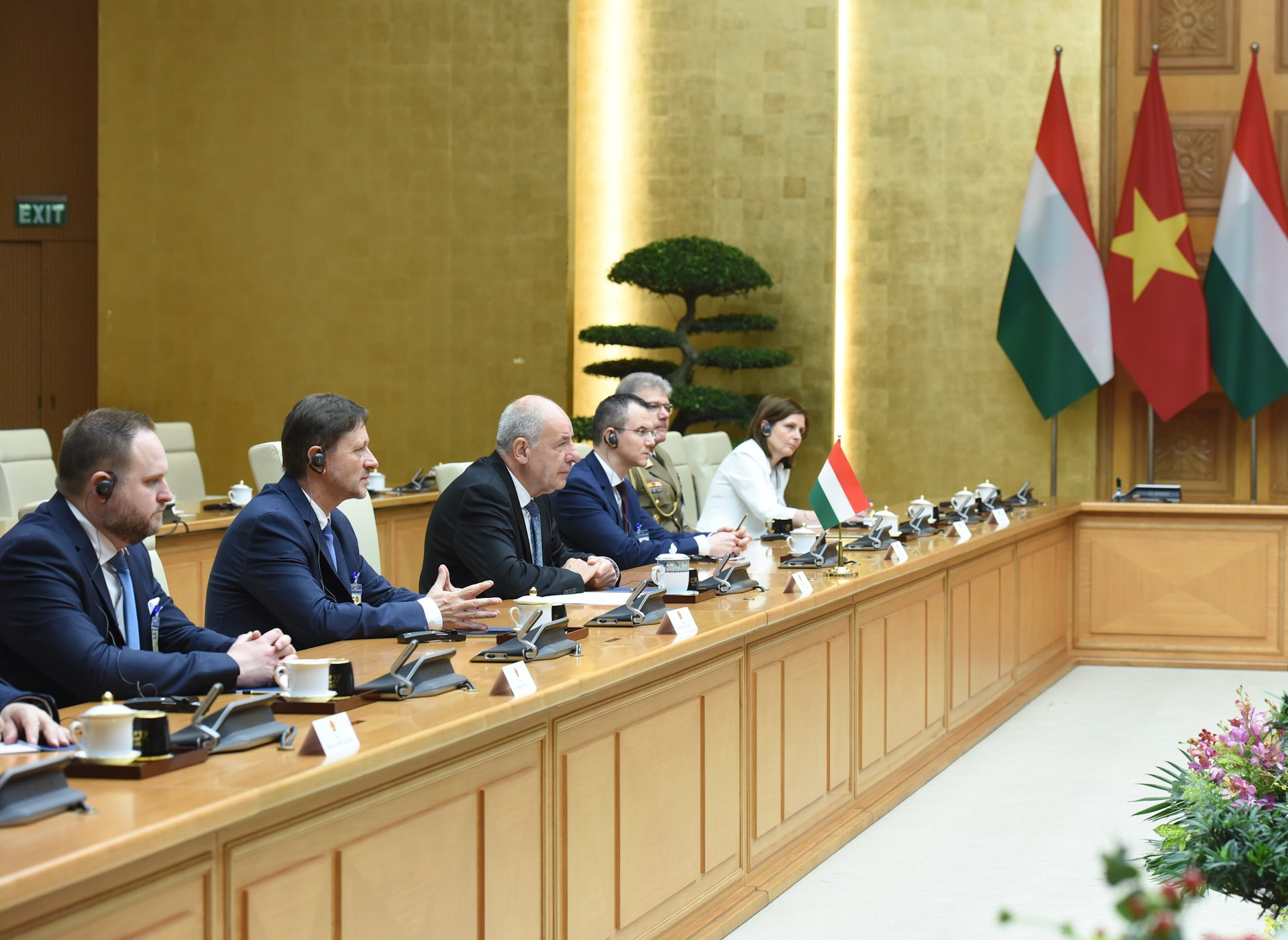 El presidente Sulyok Tamás y miembros de su delegación. El presidente Sulyok Tamás y miembros de su delegación.