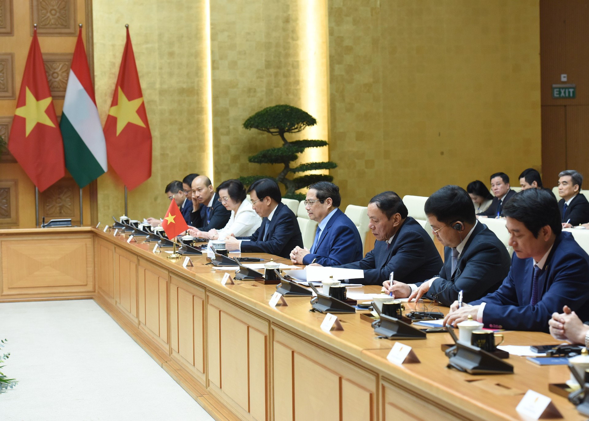 Acompañan al premier Pham Minh Chinh representantes del personal directivo de ministerios, departamentos y sectores vietnamitas. Acompañan al premier Pham Minh Chinh representantes del personal directivo de ministerios, departamentos y sectores vietnamitas.
