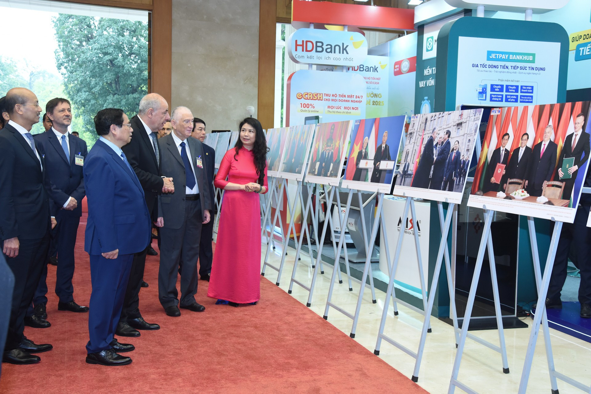 El primer ministro Pham Minh Chinh y el presidente Sulyok Tamás recorren una exposición fotográfica sobre las relaciones entre Vietnam y Hungría. El primer ministro Pham Minh Chinh y el presidente Sulyok Tamás recorren una exposición fotográfica sobre las relaciones entre Vietnam y Hungría.