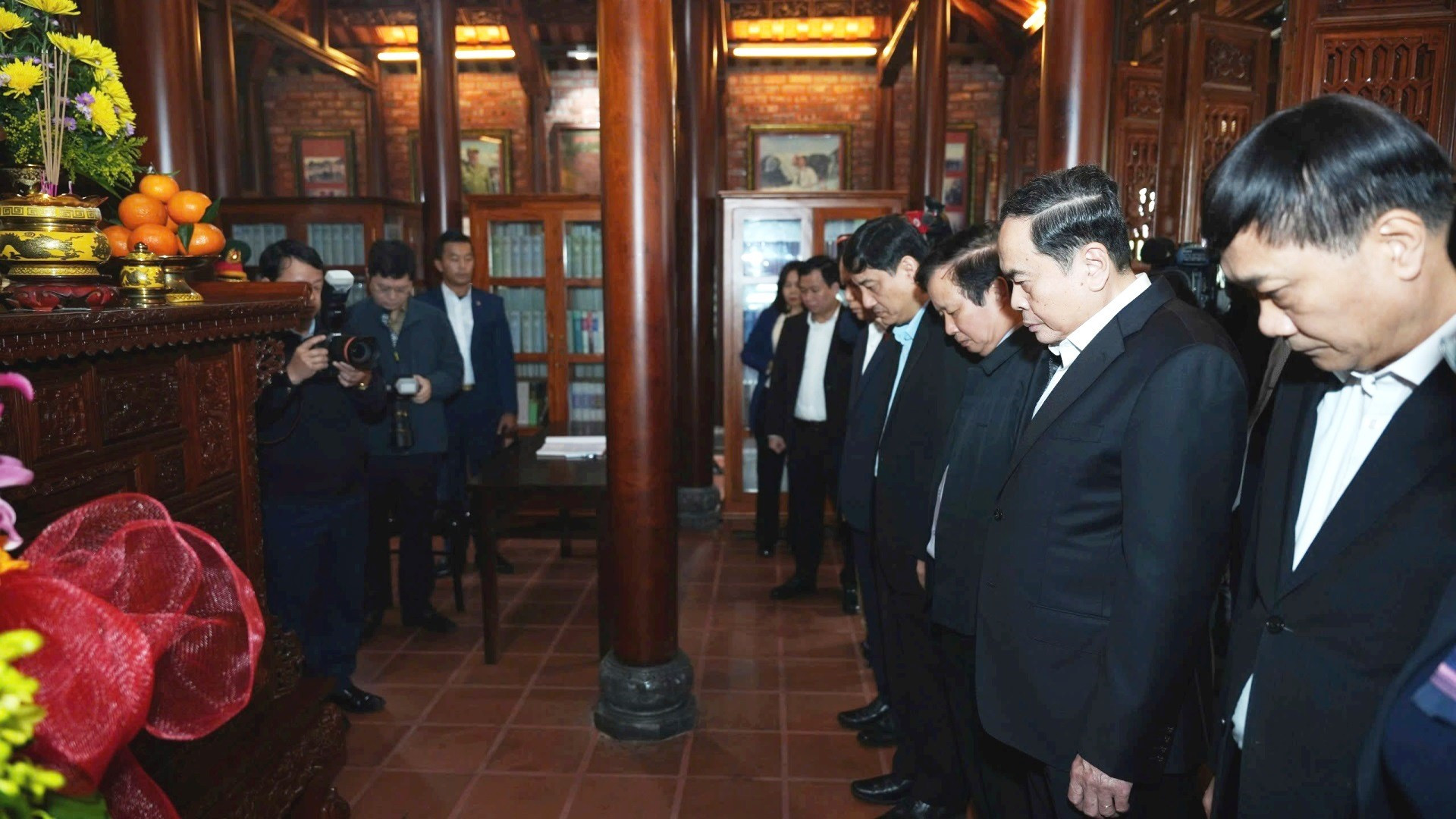 El dirigente parlamentario rinde homenaje al General Le Duc Anh.