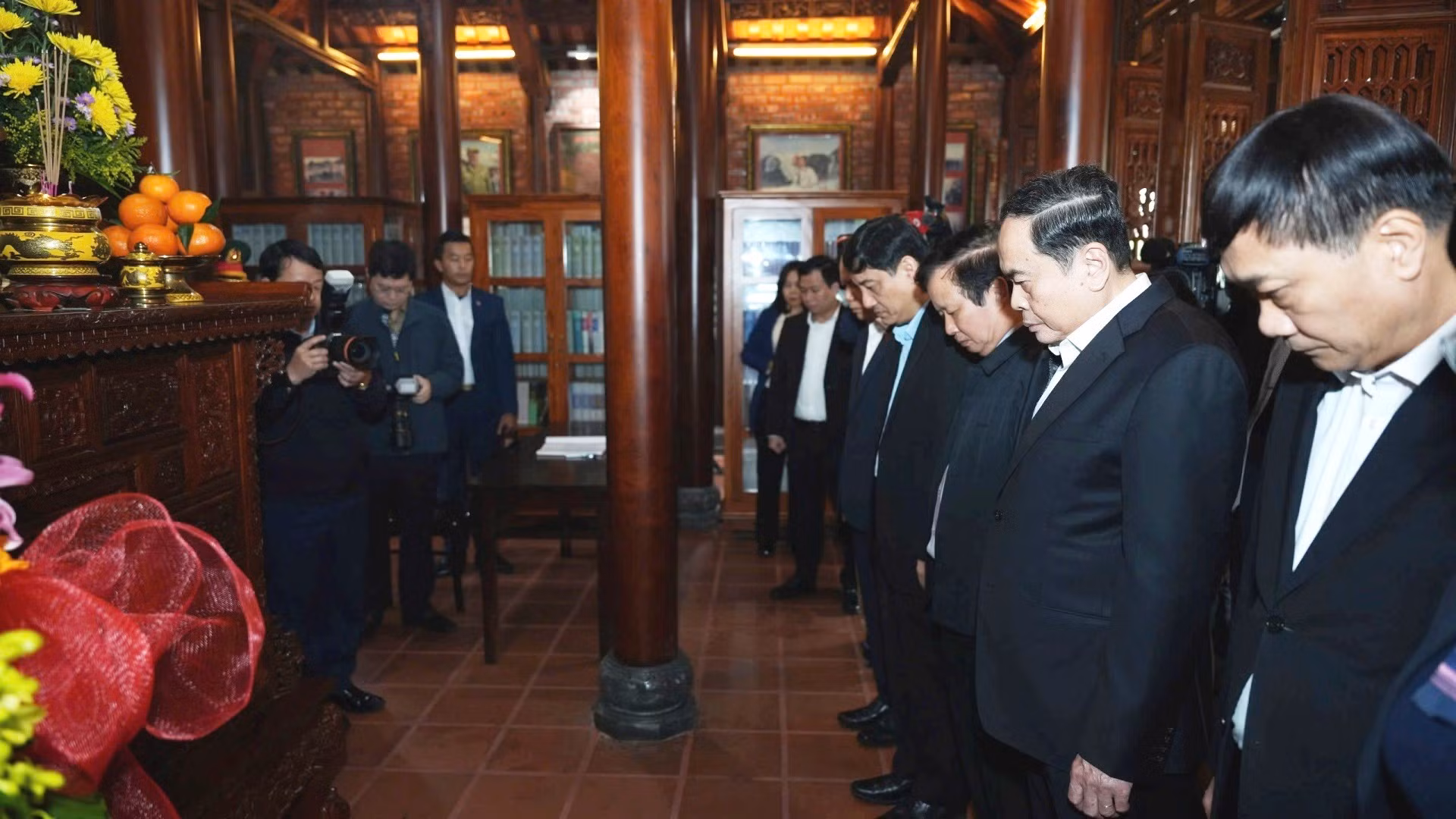 El dirigente parlamentario rinde homenaje al General Le Duc Anh.