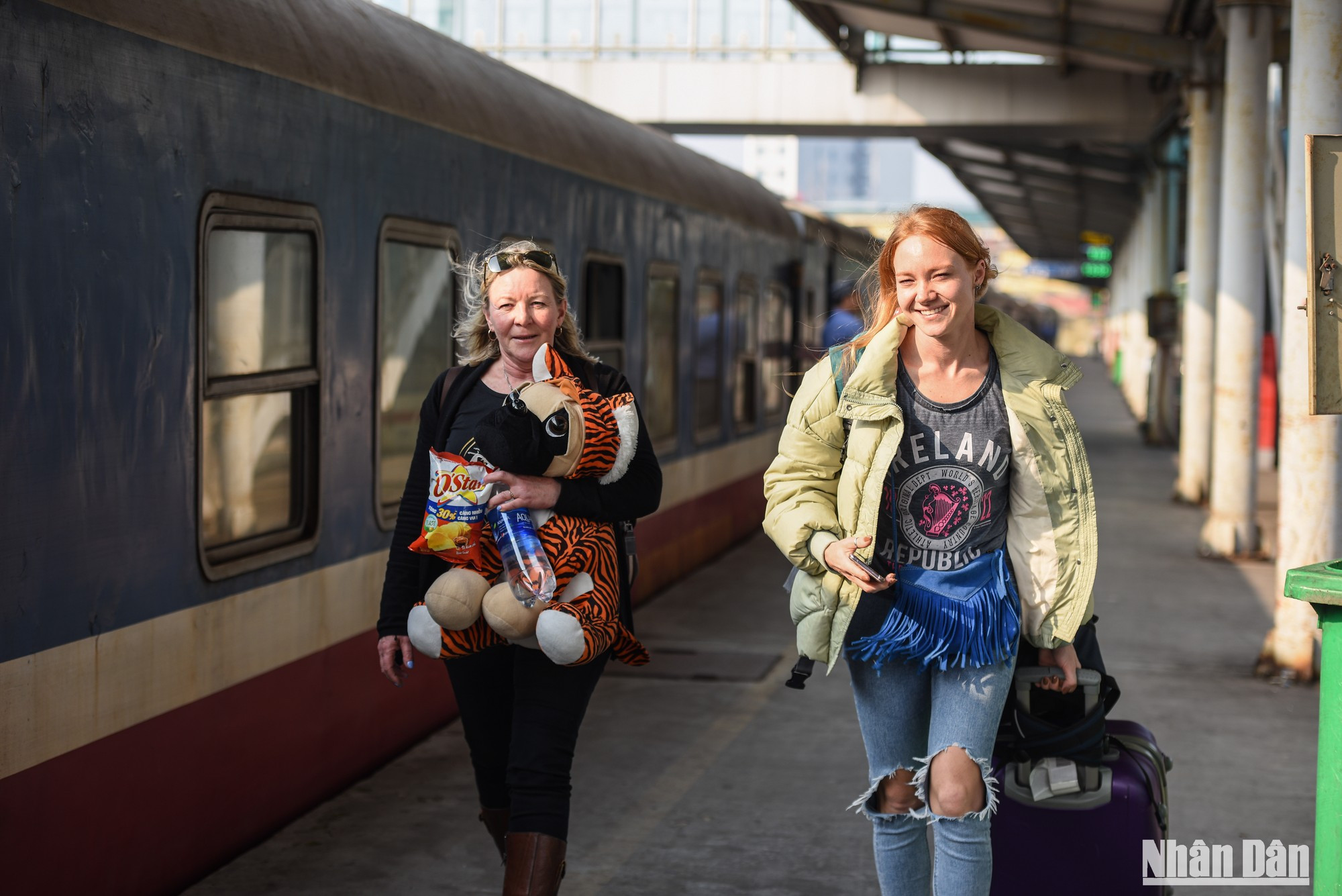 Turistas extranjeros suben a bordo. Turistas extranjeros suben a bordo.