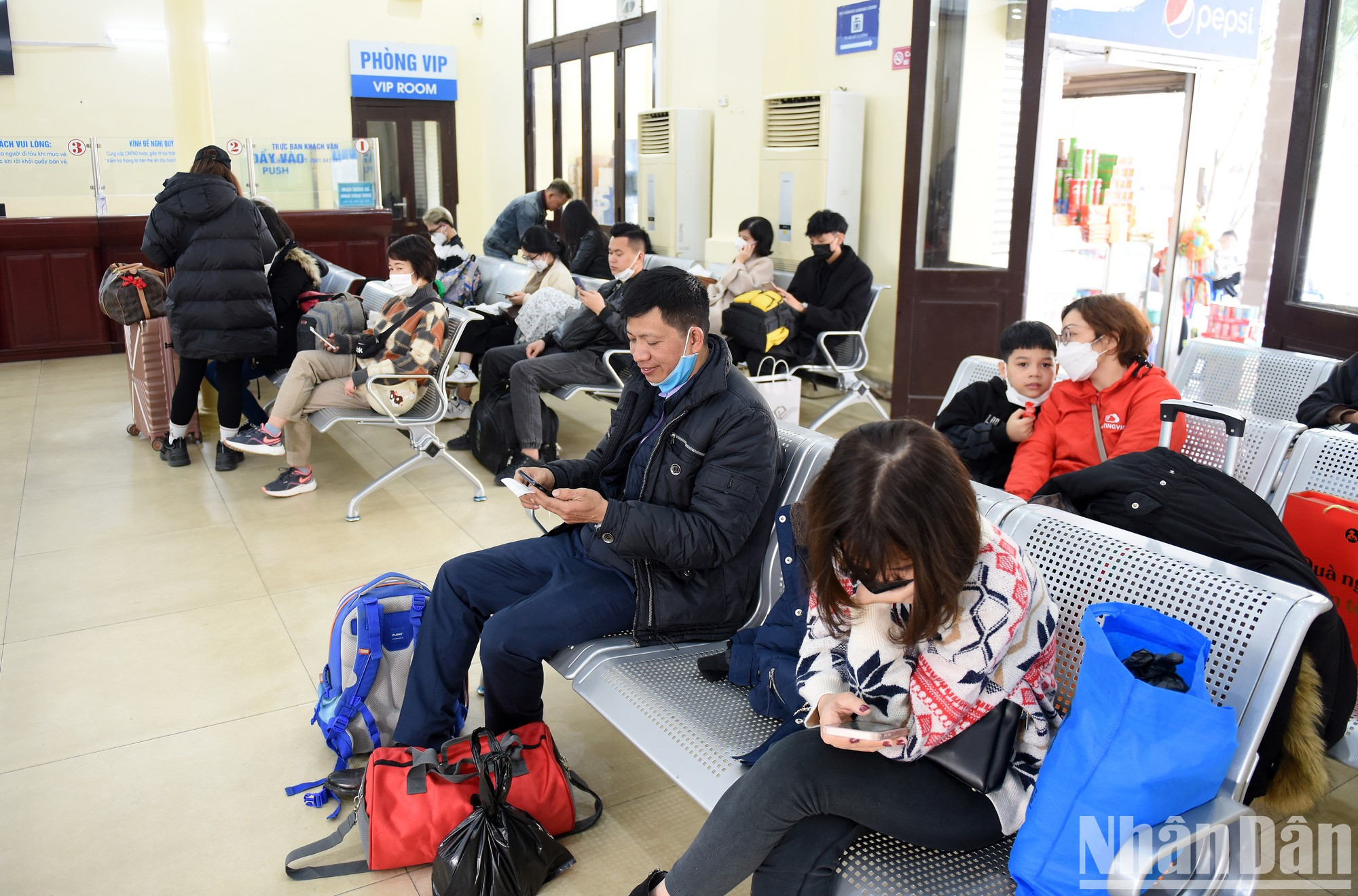 Sala de espera de la estación. Sala de espera de la estación.