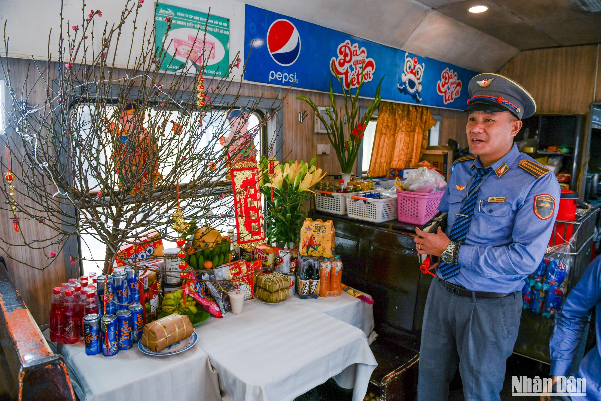 La bandeja de ofrendas para la Nochevieja de los empleados en un tren. La bandeja de ofrendas para la Nochevieja de los empleados en un tren.