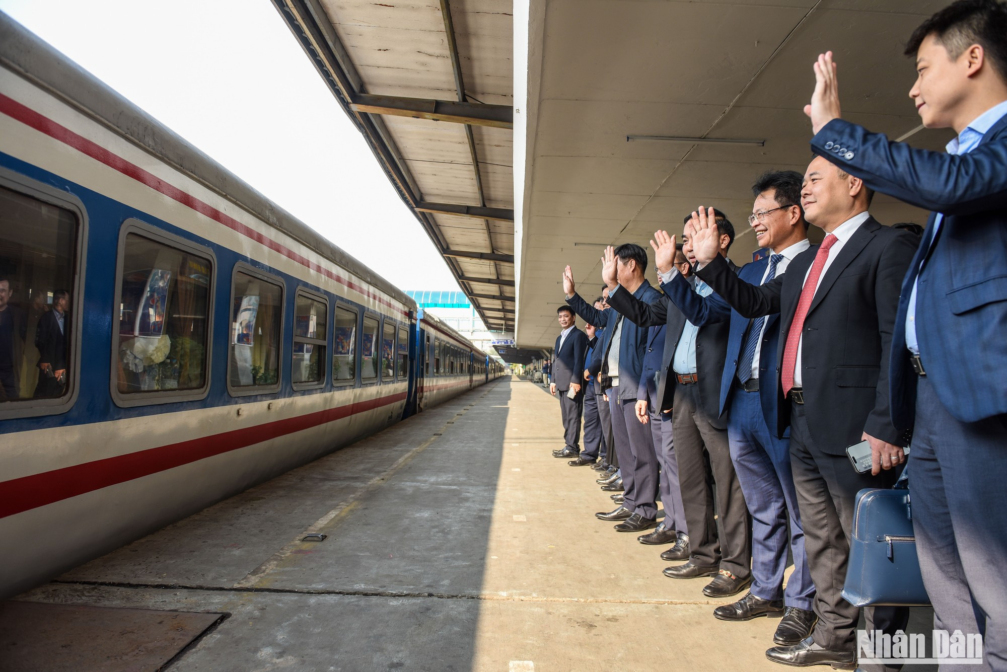 El director general de la Corporación de Ferrocarriles de Vietnam, Dang Sy Manh, informó que para satisfacer la demanda de viajes por el Tet, el sector ha movilizado a seis mil empleados para el servicio en la Nochevieja y el primer día de 2023. El director general de la Corporación de Ferrocarriles de Vietnam, Dang Sy Manh, informó que para satisfacer la demanda de viajes por el Tet, el sector ha movilizado a seis mil empleados para el servicio en la Nochevieja y el primer día de 2023.