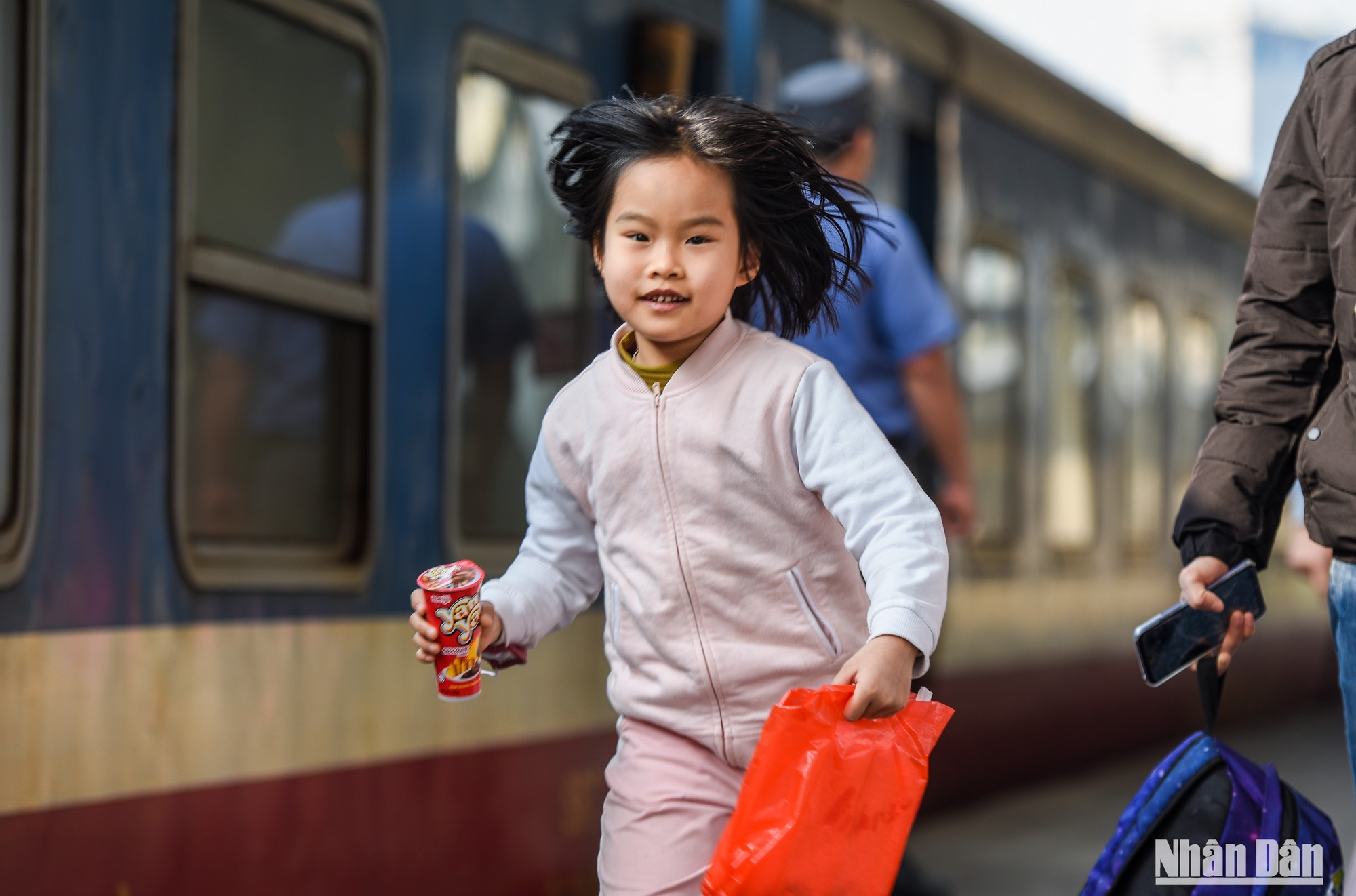 Diez trenes partieron de la estación esta tarde. Diez trenes partieron de la estación esta tarde.