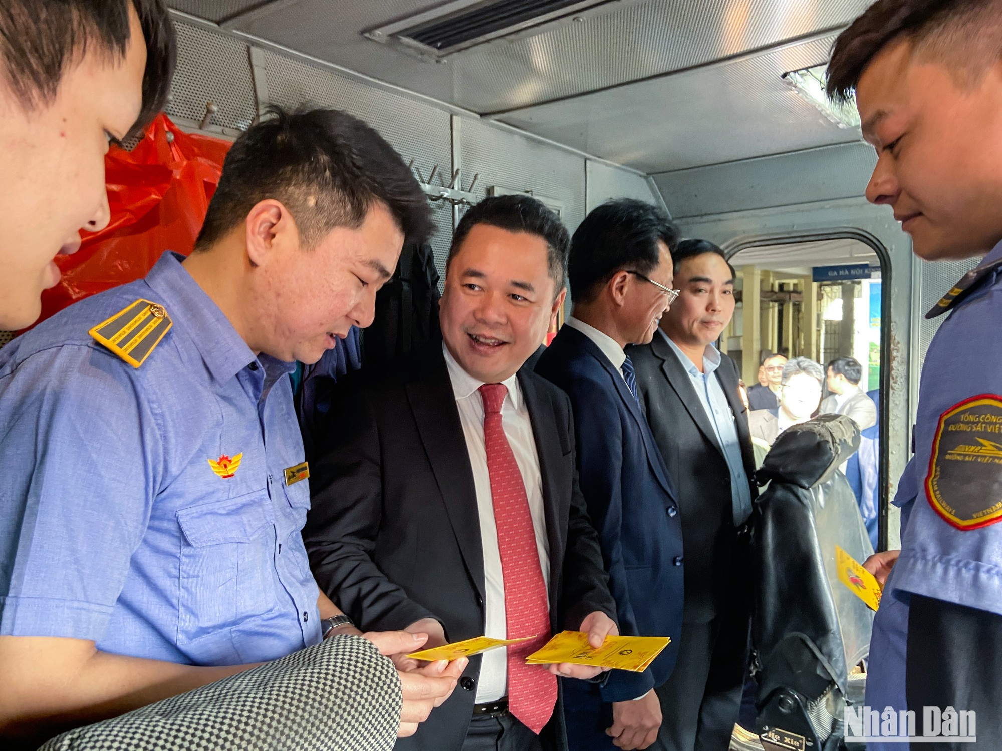 Funcionarios de Hanói y dirigentes de la industria ferroviaria local visitaron el establecimiento para extender sus mejores deseos por la fecha a los trabajadores allí. Funcionarios de Hanói y dirigentes de la industria ferroviaria local visitaron el establecimiento para extender sus mejores deseos por la fecha a los trabajadores allí.